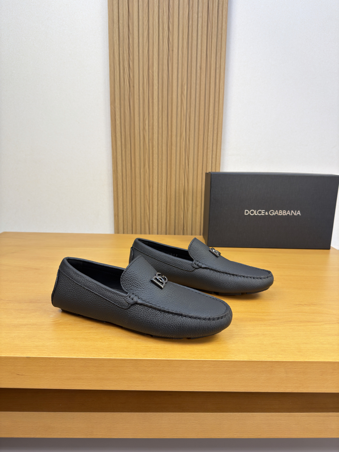 NO:956587,[DOLCE & GABBANA] Dolce & Gabbana - high-end quality original casual package shoes (boat shoes) - original pebbled calfskin on the upper, branded metal fastener decoration on the tongue, hand-stitched mark thread on the shoe tabs - water-dyed cowhide on the inside - ultra-light outsole TPR rubber; inlaid molded outsole - ultra-high quality control and fine workmanship (high-end, luxury, grade) -Size  39-44 (38, 45, 46, can be customized)·0703,,Dolce&Gabbana,Dolce&Gabbana,cowhide19860909【DOLCE & GABBANA】杜嘉班纳 -高端品质 原单·休闲套包鞋(船鞋) -鞋面原版荔纹小牛皮、鞋舌品牌金属扣件装饰、鞋丹手工串缝马克线 -内里水染牛皮 -大底超轻·TPR橡胶；镶嵌式成型大底 -超高品控·做工精细凸显(高端·贵气·档次) -Size 39-44（38,45,46,可订做)·0703,,Dolce&Gabbana,Dolce&Gabbana,cowhide,Men's shoes