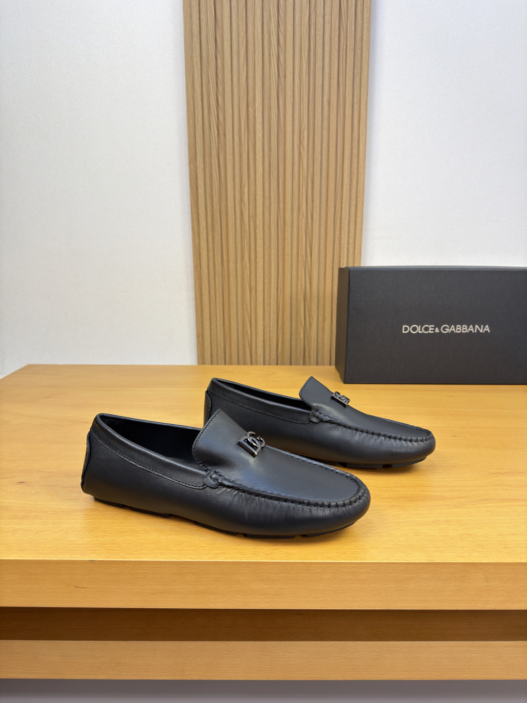 NO:956592,[DOLCE & GABBANA] Dolce & Gabbana - high-end quality original single casual package shoes (boat shoes) - original Nappa calfskin upper, branded metal fastener decoration on the tongue, hand-stitched mark thread on the shoe tabs - water-dyed cowhide on the inside - ultra-light outsole TPR rubber; inlaid molded outsole - ultra-high quality control and fine workmanship (high-end, luxury, grade) -Size  39-44 (38, 45, 46, can be customized)·0703,,Dolce&Gabbana,Dolce&Gabbana,cowhide19860909【DOLCE & GABBANA】杜嘉班纳 -高端品质 原单·休闲套包鞋(船鞋) -鞋面原版纳帕小牛皮、鞋舌品牌金属扣件装饰、鞋丹手工串缝马克线 -内里水染牛皮 -大底超轻·TPR橡胶；镶嵌式成型大底 -超高品控·做工精细凸显(高端·贵气·档次) -Size 39-44（38,45,46,可订做)·0703,,Dolce&Gabbana,Dolce&Gabbana,cowhide,Men's shoes