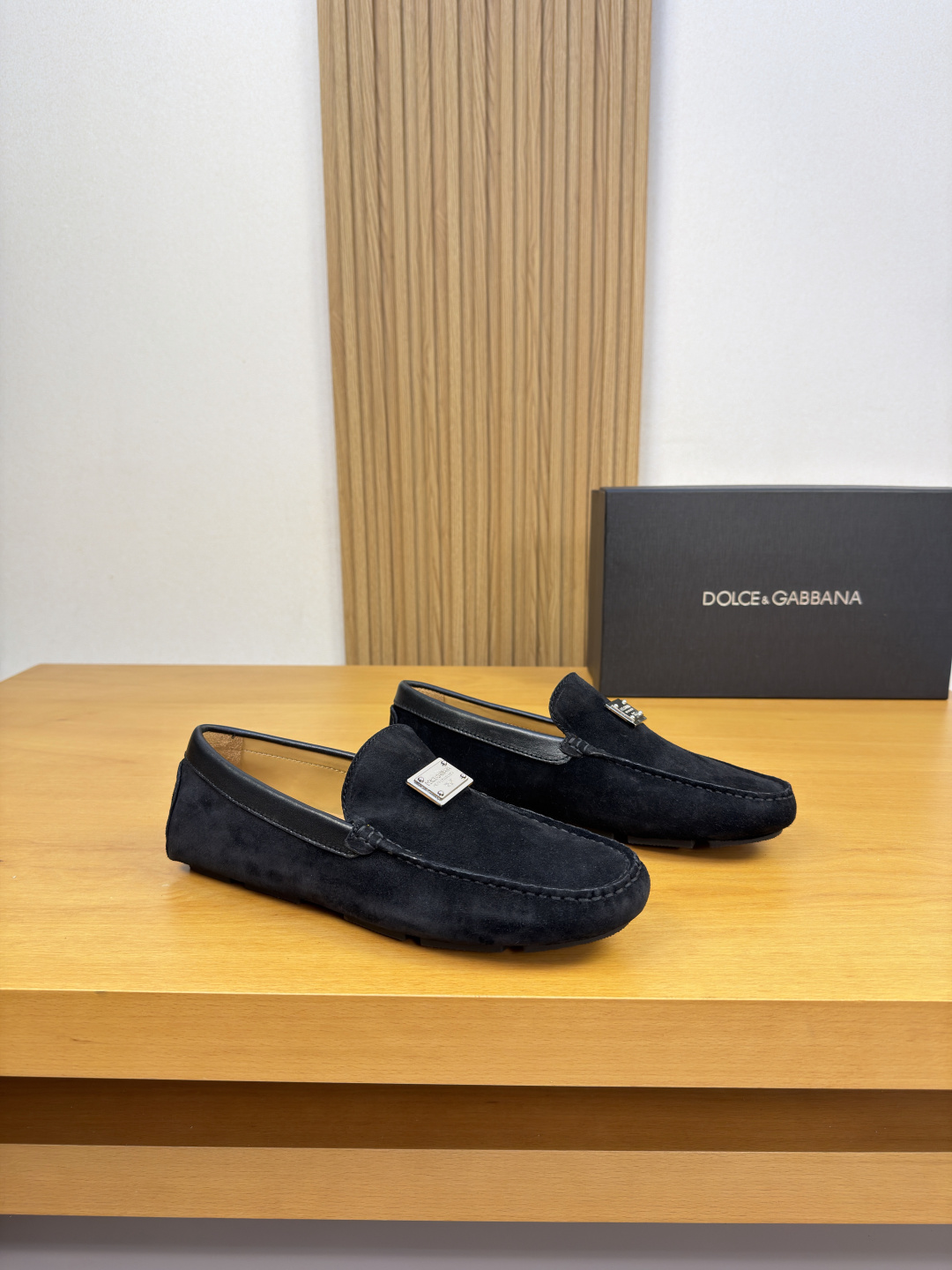 NO:956600,[DOLCE & GABBANA] Dolce & Gabbana - high-end quality original casual package shoes (boat shoes) - original suede calfskin upper, branded metal fastener decoration on the tongue, hand-stitched mark thread on the shoe tabs - water-dyed cowhide on the inside - ultra-light outsole TPR rubber; inlaid molded outsole - ultra-high quality control and fine workmanship (high-end, luxury, grade) -Size  39-44 (38, 45, 46, can be customized)·0703,,Dolce&Gabbana,Dolce&Gabbana,cowhide19860909【DOLCE & GABBANA】杜嘉班纳 -高端品质 原单·休闲套包鞋(船鞋) -鞋面原版反绒小牛皮、鞋舌品牌金属扣件装饰、鞋丹手工串缝马克线 -内里水染牛皮 -大底超轻·TPR橡胶；镶嵌式成型大底 -超高品控·做工精细凸显(高端·贵气·档次) -Size 39-44（38,45,46,可订做)·0703,,Dolce&Gabbana,Dolce&Gabbana,cowhide,Men's shoes