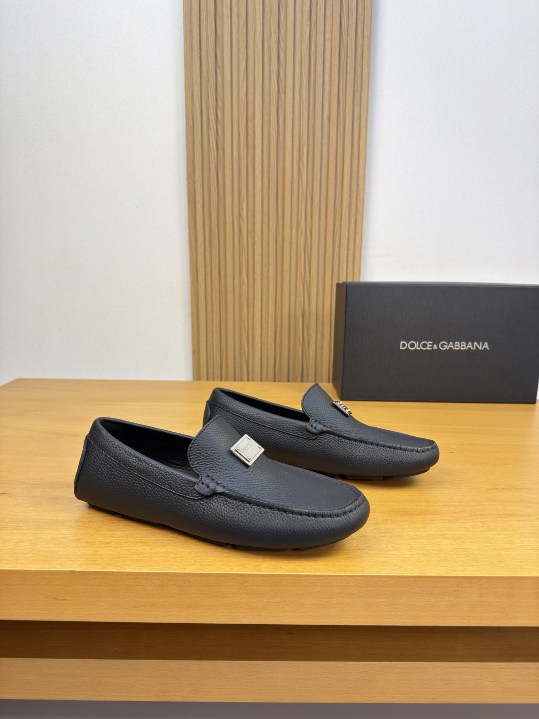 NO:956609,[DOLCE & GABBANA] Dolce & Gabbana - high-end quality original casual package shoes (boat shoes) - original pebbled calfskin on the upper, branded metal fastener decoration on the tongue, hand-stitched mark thread on the shoe tabs - water-dyed cowhide on the inside - ultra-light outsole TPR rubber; inlaid molded outsole - ultra-high quality control and fine workmanship (high-end, luxury, grade) -Size  39-44 (38, 45, 46, can be customized)·0703,,Dolce&Gabbana,Dolce&Gabbana,cowhide19860909【DOLCE & GABBANA】杜嘉班纳 -高端品质 原单·休闲套包鞋(船鞋) -鞋面原版荔纹小牛皮、鞋舌品牌金属扣件装饰、鞋丹手工串缝马克线 -内里水染牛皮 -大底超轻·TPR橡胶；镶嵌式成型大底 -超高品控·做工精细凸显(高端·贵气·档次) -Size 39-44（38,45,46,可订做)·0703,,Dolce&Gabbana,Dolce&Gabbana,cowhide,Men's shoes