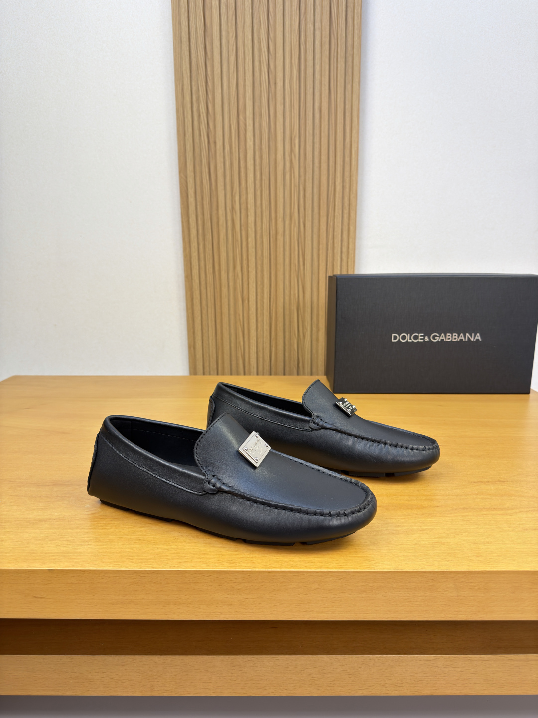 NO:956617,[DOLCE & GABBANA] Dolce & Gabbana - high-end quality original single casual package shoes (boat shoes) - original Nappa calfskin upper, branded metal fastener decoration on the tongue, hand-stitched mark thread on the shoe tabs - water-dyed cowhide on the inside - ultra-light outsole TPR rubber; inlaid molded outsole - ultra-high quality control and fine workmanship (high-end, luxury, grade) -Size  39-44 (38, 45, 46, can be customized)·0703,,Dolce&Gabbana,Dolce&Gabbana,cowhide19860909【DOLCE & GABBANA】杜嘉班纳 -高端品质 原单·休闲套包鞋(船鞋) -鞋面原版纳帕小牛皮、鞋舌品牌金属扣件装饰、鞋丹手工串缝马克线 -内里水染牛皮 -大底超轻·TPR橡胶；镶嵌式成型大底 -超高品控·做工精细凸显(高端·贵气·档次) -Size 39-44（38,45,46,可订做)·0703,,Dolce&Gabbana,Dolce&Gabbana,cowhide,Men's shoes