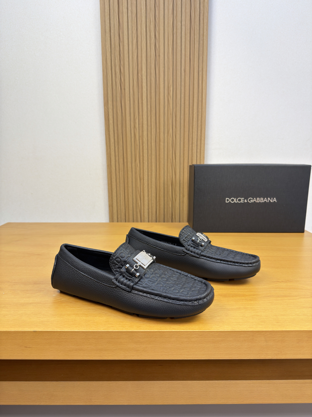 NO:956623,[DOLCE & GABBANA] Dolce & Gabbana - High-end quality original casual package shoes (boat shoes) - Original pebbled calfskin upper, branded metal fastener cross-arm decoration, shoe tabs. Air-pressure brand totem, hand-stitched mark thread - Water-dyed cowhide lining - Ultra-light outsole, TPR rubber; inlaid molded outsole - Ultra-high quality control, fine workmanship (high-end, luxury, grade) -Size  39-44 (38, 45, 46, can be customized)·0703,,Dolce&Gabbana,Dolce&Gabbana,cowhide19860909【DOLCE & GABBANA】杜嘉班纳 -高端品质 原单·休闲套包鞋(船鞋) -鞋面原版荔纹小牛皮、品牌金属扣件横担装饰、鞋丹.空压品牌图腾 手工串缝马克线 -内里水染牛皮 -大底超轻·TPR橡胶；镶嵌式成型大底 -超高品控·做工精细凸显(高端·贵气·档次) -Size 39-44（38,45,46,可订做)·0703,,Dolce&Gabbana,Dolce&Gabbana,cowhide,Men's shoes