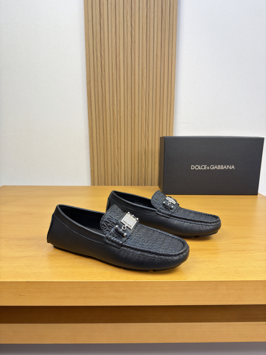 NO:956631,[DOLCE & GABBANA] Dolce & Gabbana - high-end quality original casual package shoes (boat shoes) - original Nappa calfskin upper, brand metal fastener cross-arm decoration, shoe label. Air-pressure brand totem hand-stitched mark thread - water-dyed cowhide lining - ultra-light outsole TPR rubber; inlaid molded outsole - ultra-high quality control and fine workmanship (high-end, luxury, grade) -Size  39-44 (38, 45, 46, can be customized)·0703,,Dolce&Gabbana,Dolce&Gabbana,cowhide19860909【DOLCE & GABBANA】杜嘉班纳 -高端品质 原单·休闲套包鞋(船鞋) -鞋面原版纳帕小牛皮、品牌金属扣件横担装饰、鞋丹.空压品牌图腾 手工串缝马克线 -内里水染牛皮 -大底超轻·TPR橡胶；镶嵌式成型大底 -超高品控·做工精细凸显(高端·贵气·档次) -Size 39-44（38,45,46,可订做)·0703,,Dolce&Gabbana,Dolce&Gabbana,cowhide,Men's shoes