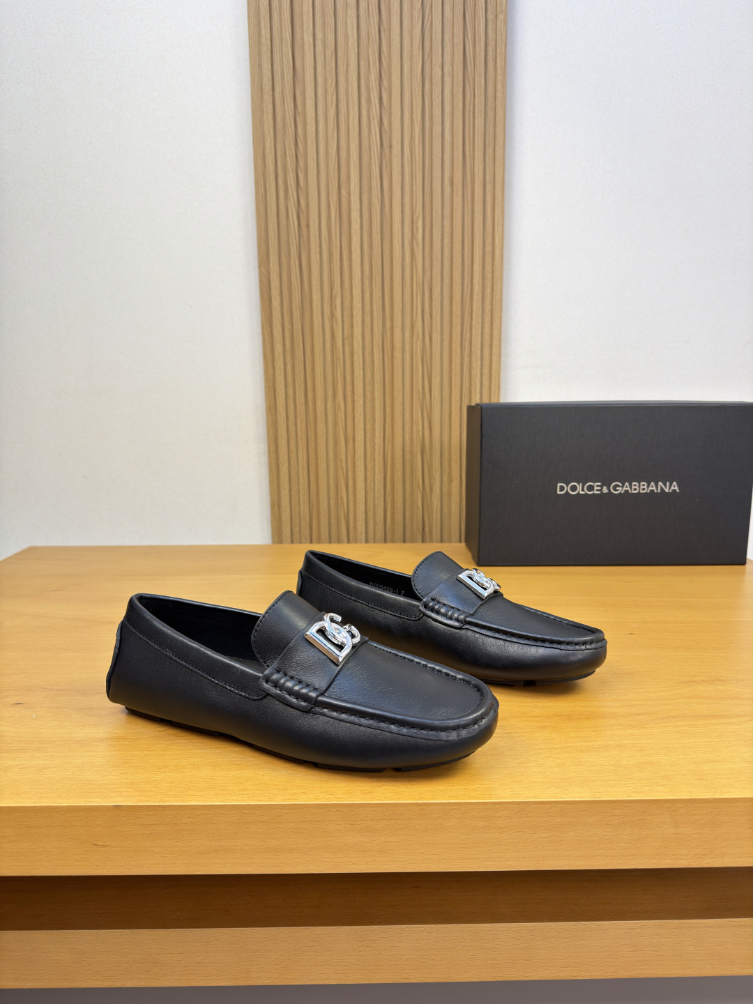 NO:956651,[DOLCE & GABBANA] Dolce & Gabbana - High-end quality original casual package shoes (boat shoes) - Original Nappa calfskin upper, branded metal fastener cross-arm decoration, shoe leather. Hand-stitched mark thread - Water-dyed cowhide lining - Ultra-light outsole TPR rubber; inlaid molded outsole - Ultra-high quality control, fine workmanship highlighted (high-end, luxury, grade) -Size  39-44 (38, 45, 46, can be customized)·0703,,Dolce&Gabbana,Dolce&Gabbana,cowhide19860909【DOLCE & GABBANA】杜嘉班纳 -高端品质 原单·休闲套包鞋(船鞋) -鞋面原版纳帕小牛皮、品牌金属扣件横担装饰、鞋丹.手工串缝马克线 -内里水染牛皮 -大底超轻·TPR橡胶；镶嵌式成型大底 -超高品控·做工精细凸显(高端·贵气·档次) -Size 39-44（38,45,46,可订做)·0703,,Dolce&Gabbana,Dolce&Gabbana,cowhide,Men's shoes