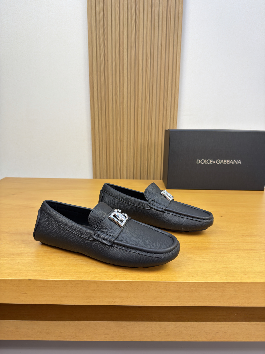 NO:956642,[DOLCE & GABBANA] Dolce & Gabbana - High-end quality original casual package shoes (boat shoes) - Original pebbled calfskin upper, branded metal fastener cross-arm decoration, shoe leather. Hand-stitched mark thread - Water-dyed cowhide lining - Ultra-light outsole TPR rubber; inlaid molded outsole - Ultra-high quality control, fine workmanship (high-end, luxury, grade) -Size  39-44 (38, 45, 46, can be customized)·0703,,Dolce&Gabbana,Dolce&Gabbana,cowhide19860909【DOLCE & GABBANA】杜嘉班纳 -高端品质 原单·休闲套包鞋(船鞋) -鞋面原版荔纹小牛皮、品牌金属扣件横担装饰、鞋丹.手工串缝马克线 -内里水染牛皮 -大底超轻·TPR橡胶；镶嵌式成型大底 -超高品控·做工精细凸显(高端·贵气·档次) -Size 39-44（38,45,46,可订做)·0703,,Dolce&Gabbana,Dolce&Gabbana,cowhide,Men's shoes