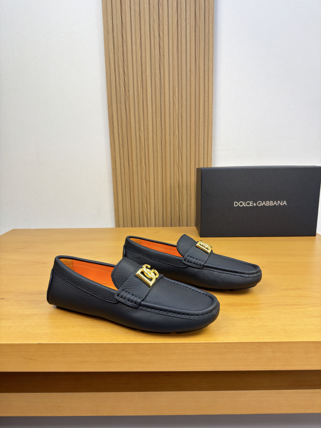 NO:956663,[DOLCE & GABBANA] Dolce & Gabbana - High-end quality original casual package shoes (boat shoes) - Original pebbled calfskin upper, branded metal fastener cross-arm decoration, shoe leather. Hand-stitched mark thread - Water-dyed cowhide lining - Ultra-light outsole TPR rubber; inlaid molded outsole - Ultra-high quality control, fine workmanship (high-end, luxury, grade) -Size  39-44 (38, 45, 46, can be customized)·0703,,Dolce&Gabbana,Dolce&Gabbana,cowhide19860909【DOLCE & GABBANA】杜嘉班纳 -高端品质 原单·休闲套包鞋(船鞋) -鞋面原版荔纹小牛皮、品牌金属扣件横担装饰、鞋丹.手工串缝马克线 -内里水染牛皮 -大底超轻·TPR橡胶；镶嵌式成型大底 -超高品控·做工精细凸显(高端·贵气·档次) -Size 39-44（38,45,46,可订做)·0703,,Dolce&Gabbana,Dolce&Gabbana,cowhide,Men's shoes