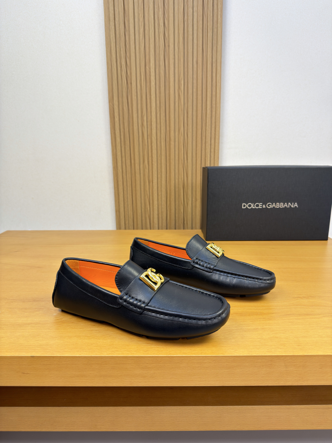 NO:956674,[DOLCE & GABBANA] Dolce & Gabbana - High-end quality original casual package shoes (boat shoes) - Original Nappa calfskin upper, branded metal fastener cross-arm decoration, shoe leather. Hand-stitched mark thread - Water-dyed cowhide lining - Ultra-light outsole TPR rubber; inlaid molded outsole - Ultra-high quality control, fine workmanship highlighted (high-end, luxury, grade) -Size  39-44 (38, 45, 46, can be customized)·0703,,Dolce&Gabbana,Dolce&Gabbana,cowhide19860909【DOLCE & GABBANA】杜嘉班纳 -高端品质 原单·休闲套包鞋(船鞋) -鞋面原版纳帕小牛皮、品牌金属扣件横担装饰、鞋丹.手工串缝马克线 -内里水染牛皮 -大底超轻·TPR橡胶；镶嵌式成型大底 -超高品控·做工精细凸显(高端·贵气·档次) -Size 39-44（38,45,46,可订做)·0703,,Dolce&Gabbana,Dolce&Gabbana,cowhide,Men's shoes