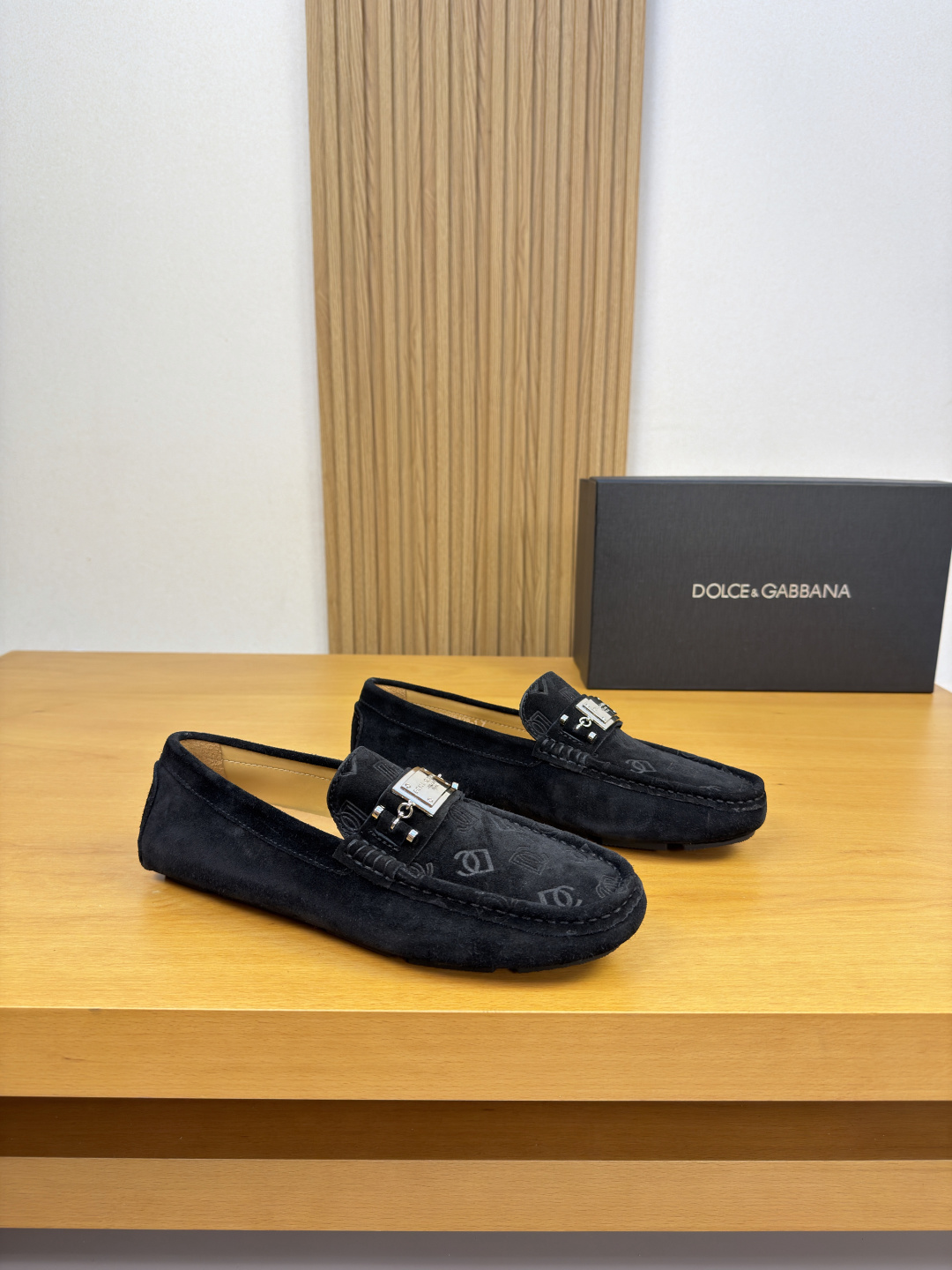 NO:956944,[DOLCE & GABBANA] Dolce & Gabbana - high-end quality original casual package shoes (boat shoes) - original suede calfskin upper, brand metal fastener cross-arm decoration, shoe label. Air-pressure brand totem, hand-stitched mark thread - water-dyed cowhide lining - ultra-light outsole TPR rubber; inlaid molded outsole - ultra-high quality control and fine workmanship (high-end, luxury, grade) -Size  39-44 (38, 45, 46, can be customized)·0703,,Dolce&Gabbana,Dolce&Gabbana,cowhide19860909【DOLCE & GABBANA】杜嘉班纳 -高端品质 原单·休闲套包鞋(船鞋) -鞋面原版反绒小牛皮、品牌金属扣件横担装饰、鞋丹.空压品牌图腾 手工串缝马克线 -内里水染牛皮 -大底超轻·TPR橡胶；镶嵌式成型大底 -超高品控·做工精细凸显(高端·贵气·档次) -Size 39-44（38,45,46,可订做)·0703,,Dolce&Gabbana,Dolce&Gabbana,cowhide,Men's shoes