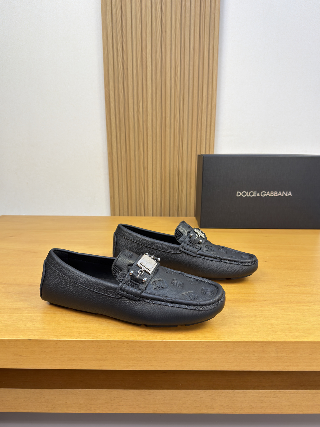 NO:956979,[DOLCE & GABBANA] Dolce & Gabbana - High-end quality original casual package shoes (boat shoes) - Original pebbled calfskin upper, branded metal fastener cross-arm decoration, shoe tabs. Air-pressure brand totem, hand-stitched mark thread - Water-dyed cowhide lining - Ultra-light outsole, TPR rubber; inlaid molded outsole - Ultra-high quality control, fine workmanship (high-end, luxury, grade) -Size  39-44 (38, 45, 46, can be customized)·0703,,Dolce&Gabbana,Dolce&Gabbana,cowhide19860909【DOLCE & GABBANA】杜嘉班纳 -高端品质 原单·休闲套包鞋(船鞋) -鞋面原版荔纹小牛皮、品牌金属扣件横担装饰、鞋丹.空压品牌图腾 手工串缝马克线 -内里水染牛皮 -大底超轻·TPR橡胶；镶嵌式成型大底 -超高品控·做工精细凸显(高端·贵气·档次) -Size 39-44（38,45,46,可订做)·0703,,Dolce&Gabbana,Dolce&Gabbana,cowhide,Men's shoes