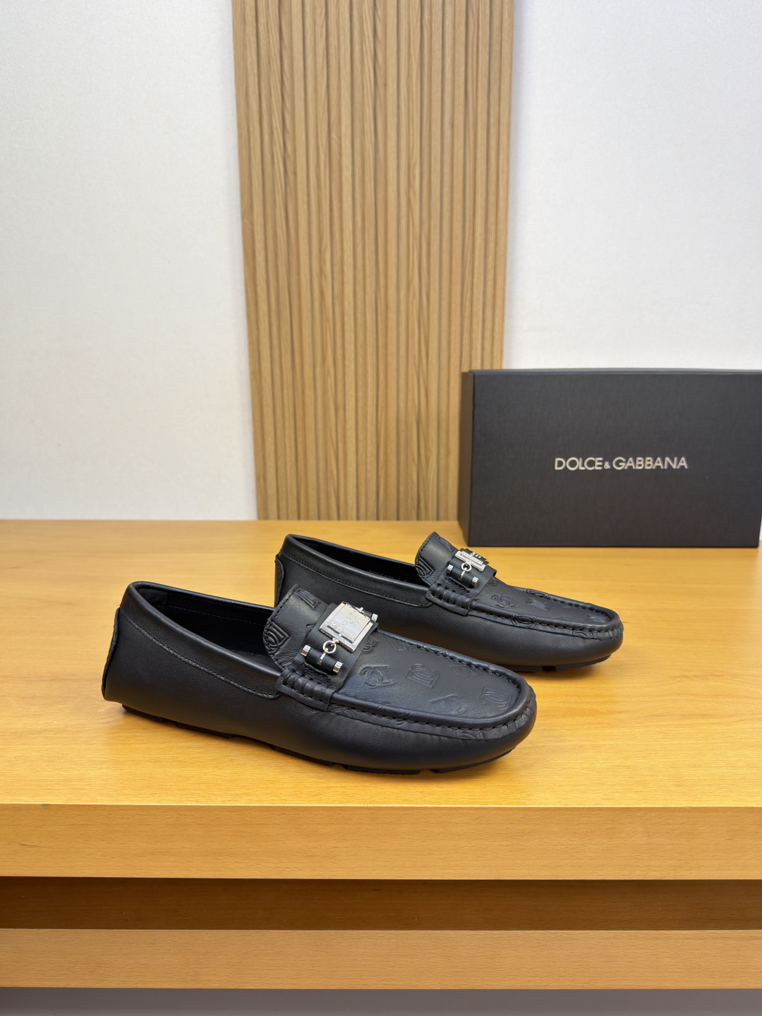 NO:956988,[DOLCE & GABBANA] Dolce & Gabbana - high-end quality original casual package shoes (boat shoes) - original Nappa calfskin upper, brand metal fastener cross-arm decoration, shoe label. Air-pressure brand totem hand-stitched mark thread - water-dyed cowhide lining - ultra-light outsole TPR rubber; inlaid molded outsole - ultra-high quality control and fine workmanship (high-end, luxury, grade) -Size  39-44 (38, 45, 46, can be customized)·0703,,Dolce&Gabbana,Dolce&Gabbana,cowhide19860909【DOLCE & GABBANA】杜嘉班纳 -高端品质 原单·休闲套包鞋(船鞋) -鞋面原版纳帕小牛皮、品牌金属扣件横担装饰、鞋丹.空压品牌图腾 手工串缝马克线 -内里水染牛皮 -大底超轻·TPR橡胶；镶嵌式成型大底 -超高品控·做工精细凸显(高端·贵气·档次) -Size 39-44（38,45,46,可订做)·0703,,Dolce&Gabbana,Dolce&Gabbana,cowhide,Men's shoes
