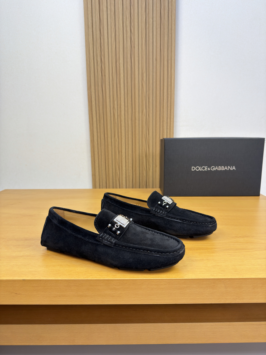 NO:956995,[DOLCE & GABBANA] Dolce & Gabbana - high-end quality original casual package shoes (boat shoes) - original suede calfskin upper, branded metal fastener cross-arm decoration, shoe tabs. Hand-stitched mark thread - water-dyed cowhide lining - ultra-light outsole TPR rubber; inlaid molded outsole - ultra-high quality control and fine workmanship (high-end, luxury, grade) -Size  39-44 (38, 45, 46, can be customized)·0703,,Dolce&Gabbana,Dolce&Gabbana,cowhide19860909【DOLCE & GABBANA】杜嘉班纳 -高端品质 原单·休闲套包鞋(船鞋) -鞋面原版反绒小牛皮、品牌金属扣件横担装饰、鞋丹.手工串缝马克线 -内里水染牛皮 -大底超轻·TPR橡胶；镶嵌式成型大底 -超高品控·做工精细凸显(高端·贵气·档次) -Size 39-44（38,45,46,可订做)·0703,,Dolce&Gabbana,Dolce&Gabbana,cowhide,Men's shoes