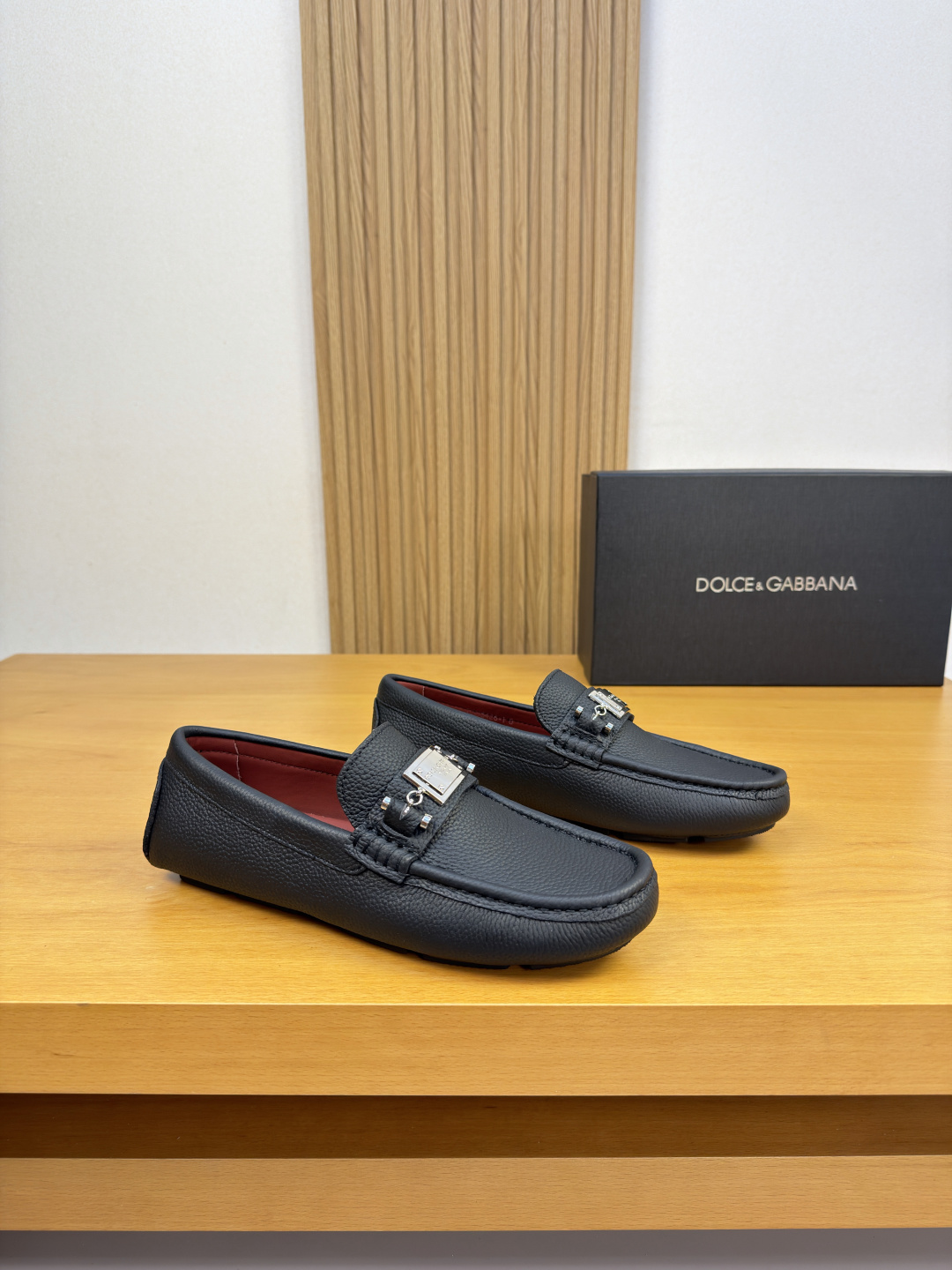 NO:957001,[DOLCE & GABBANA] Dolce & Gabbana - High-end quality original casual package shoes (boat shoes) - Original pebbled calfskin upper, branded metal fastener cross-arm decoration, shoe leather. Hand-stitched mark thread - Water-dyed cowhide lining - Ultra-light outsole TPR rubber; inlaid molded outsole - Ultra-high quality control, fine workmanship (high-end, luxury, grade) -Size  39-44 (38, 45, 46, can be customized)·0703,,Dolce&Gabbana,Dolce&Gabbana,cowhide19860909【DOLCE & GABBANA】杜嘉班纳 -高端品质 原单·休闲套包鞋(船鞋) -鞋面原版荔纹小牛皮、品牌金属扣件横担装饰、鞋丹.手工串缝马克线 -内里水染牛皮 -大底超轻·TPR橡胶；镶嵌式成型大底 -超高品控·做工精细凸显(高端·贵气·档次) -Size 39-44（38,45,46,可订做)·0703,,Dolce&Gabbana,Dolce&Gabbana,cowhide,Men's shoes