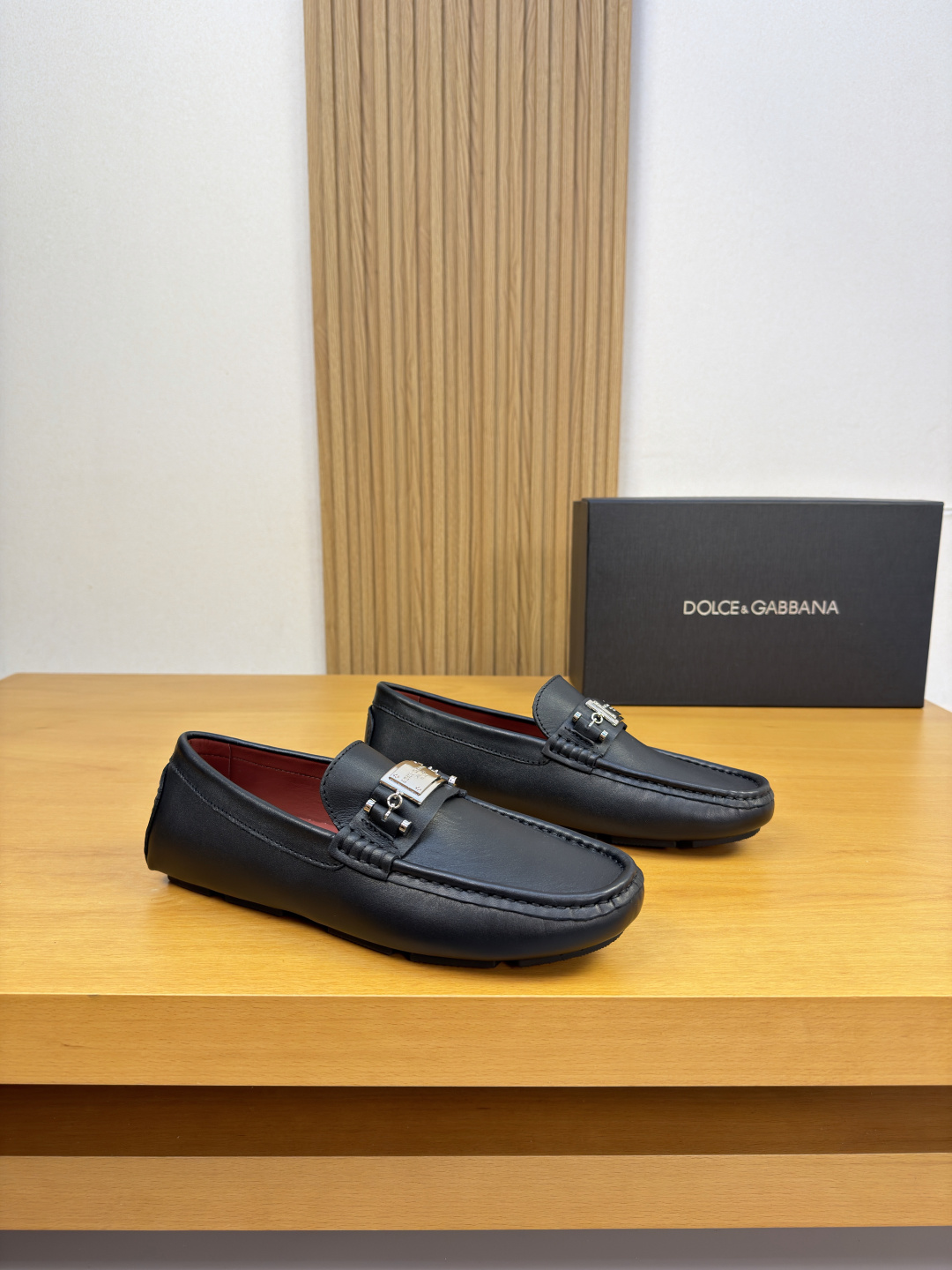 NO:957008,[DOLCE & GABBANA] Dolce & Gabbana - High-end quality original casual package shoes (boat shoes) - Original Nappa calfskin upper, branded metal fastener cross-arm decoration, shoe leather. Hand-stitched mark thread - Water-dyed cowhide lining - Ultra-light outsole TPR rubber; inlaid molded outsole - Ultra-high quality control, fine workmanship highlighted (high-end, luxury, grade) -Size  39-44 (38, 45, 46, can be customized)·0703,,Dolce&Gabbana,Dolce&Gabbana,cowhide19860909【DOLCE & GABBANA】杜嘉班纳 -高端品质 原单·休闲套包鞋(船鞋) -鞋面原版纳帕小牛皮、品牌金属扣件横担装饰、鞋丹.手工串缝马克线 -内里水染牛皮 -大底超轻·TPR橡胶；镶嵌式成型大底 -超高品控·做工精细凸显(高端·贵气·档次) -Size 39-44（38,45,46,可订做)·0703,,Dolce&Gabbana,Dolce&Gabbana,cowhide,Men's shoes