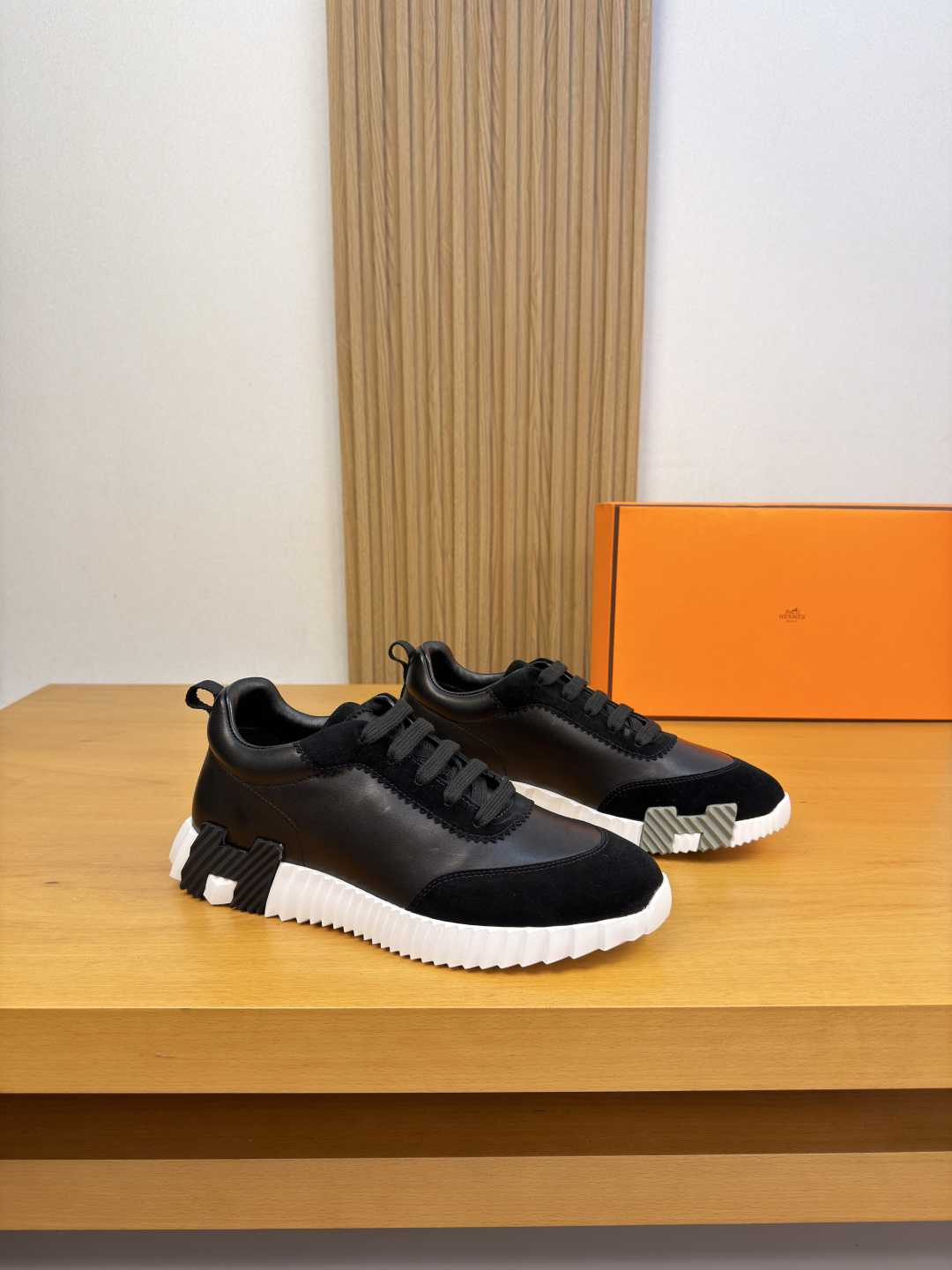 NO:957015,[HERMES] Hermès - High-end quality original casual sports shoes - Original nappa calfskin upper, suede sheepskin leather, tongue, air pressure brand logo, heel. Brand webbing - Water-dyed cowhide inside - Outsole ultra-light TPU foam and rubber combined molding two-color outsole - Ultra-high quality control, fine workmanship highlighted (high-end, luxury, grade) -Size  39-45 (38, 46, 47, can be customized)·H0155,,hermes,hermes,sneakers,cowhide,sheep19860909【 HERMES】爱马仕 -高端品质 原单·休闲运动鞋 -鞋面原版纳帕小牛皮、反绒羊京皮、鞋舌.空压品牌logo、后跟.品牌织带 -内里水染牛皮 -大底超轻TPU发泡·橡胶组合成型双色大底 -超高品控·做工精细凸显(高端·贵气·档次) -Size 39-45（38,46,47,可订做)·H0155,,hermes,hermes,sneakers,cowhide,sheep,Men's shoes