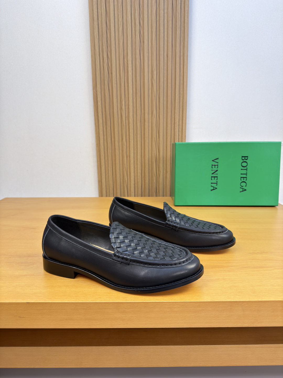 NO:957022,[BOTTEGA VENETA] Bottega Veneta - High-end quality original single slip-on formal leather shoes - Upper original Nappa calfskin, shoe leather. Hand-woven calfskin. Stitched mark thread technology - Water-dyed cowhide lining - Outsole ultra-light TPR rubber·genuine leather; combined molded leather outsole -Super high quality control·Fine workmanship highlights (high-end·luxury·grade)  -Size39-44 (38.45./46.47.Add 30/can be customized)·0133,,bottega veneta,cowhide,Leather soles19860909【BOTTEGA VENETA】宝缇嘉 -高端品质 原单·正装皮鞋一脚蹬 -鞋面原版纳帕小牛皮、鞋丹.手工编织小牛皮.串缝马克线工艺 -内里水染牛皮 -大底超轻TPR橡胶·真皮；组合成型真皮大底 -超高品控·做工精细凸显(高端·贵气·档次) -Size39-44（38.45./46.47.加30/可订做)·0133,,bottega veneta,cowhide,Leather soles,Men's shoes