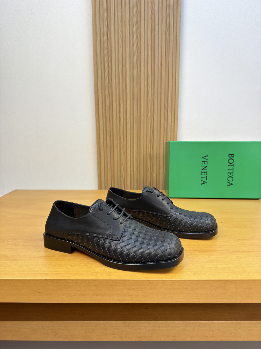 NO:957029,[BOTTEGA VENETA] Bottega Veneta - High-end quality original order·Formal leather shoes -Original Nappa calfskin upper, toe cap. Hand-woven calfskin -Water dyed cowhide inside -Outsole ultra-light TPR rubber·genuine leather; combined molded leather outsole -Ultra-high quality control·Fine workmanship highlights (high-end·luxury·grade)  -Size39-44 (38.45./46.47.Add 30/can be customized)·0133,,bottega veneta,cowhide,Leather soles19860909【BOTTEGA VENETA】宝缇嘉 -高端品质 原单·正装皮鞋 -鞋面原版纳帕小牛皮、鞋头.手工编织小牛皮 -内里水染牛皮 -大底超轻TPR橡胶·真皮；组合成型真皮大底 -超高品控·做工精细凸显(高端·贵气·档次) -Size39-44（38.45./46.47.加30/可订做)·0133,,bottega veneta,cowhide,Leather soles,Men's shoes