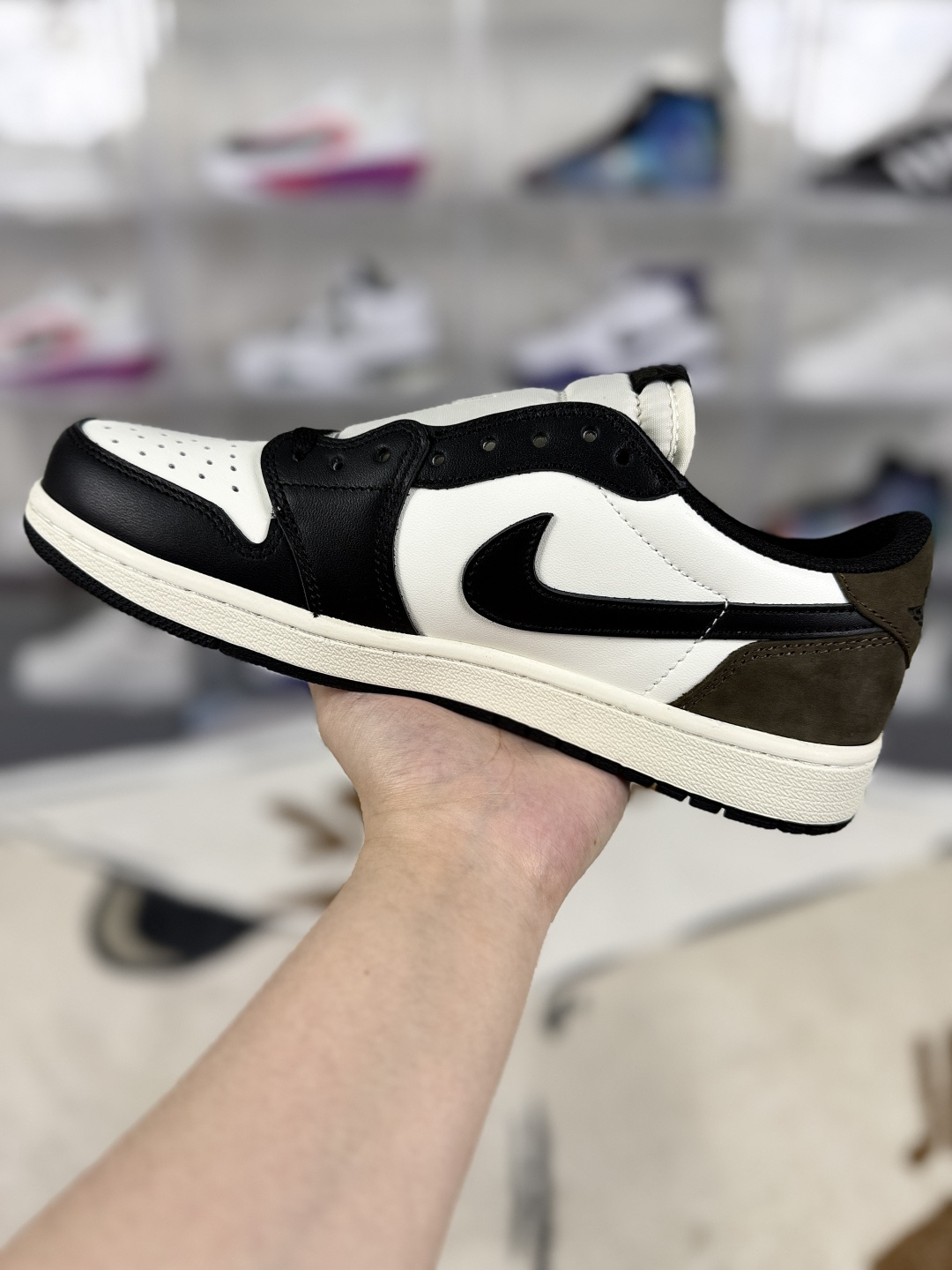 💰220   
Jordan Air Jordan 1 Low OG "Mocha" 皮革 休闲百搭 耐磨 低帮 复古篮球鞋 男女款 黑白棕
▪️Air Jordan 1于1985年推出，是耐克第一双以乔丹名字命名的篮球鞋，正是这双鞋，开启了一个时代。Air Jordan 1外形的灵感来自于在当年风靡一时的AirForce 1，同时降低中底厚度，减轻重量，增加贴地感，并采用了后掌Air Sole气垫和最经典的飞翼Logo来自于当时的Nike创意总监Peter Moore。
▪️尺码：36-47.5（36 36.5 37.5 38 38.5 39 40 40.5 41 42 42.5 43 44 44.5 45 46 47.5）
▪️货号：CZ0790-102/CZ0858-102