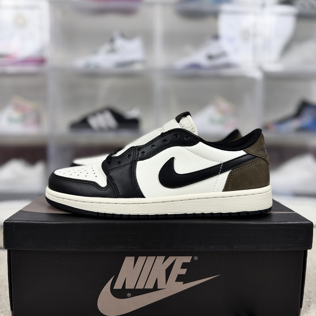 💰220   
Jordan Air Jordan 1 Low OG "Mocha" 皮革 休闲百搭 耐磨 低帮 复古篮球鞋 男女款 黑白棕
▪️Air Jordan 1于1985年推出，是耐克第一双以乔丹名字命名的篮球鞋，正是这双鞋，开启了一个时代。Air Jordan 1外形的灵感来自于在当年风靡一时的AirForce 1，同时降低中底厚度，减轻重量，增加贴地感，并采用了后掌Air Sole气垫和最经典的飞翼Logo来自于当时的Nike创意总监Peter Moore。
▪️尺码：36-47.5（36 36.5 37.5 38 38.5 39 40 40.5 41 42 42.5 43 44 44.5 45 46 47.5）
▪️货号：CZ0790-102/CZ0858-102