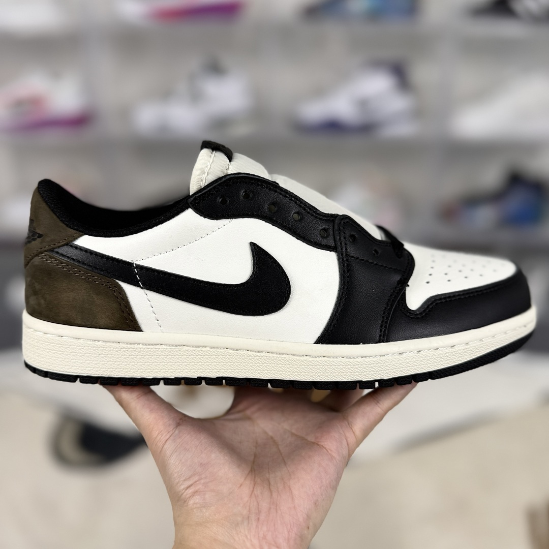 💰220   
Jordan Air Jordan 1 Low OG "Mocha" 皮革 休闲百搭 耐磨 低帮 复古篮球鞋 男女款 黑白棕
▪️Air Jordan 1于1985年推出，是耐克第一双以乔丹名字命名的篮球鞋，正是这双鞋，开启了一个时代。Air Jordan 1外形的灵感来自于在当年风靡一时的AirForce 1，同时降低中底厚度，减轻重量，增加贴地感，并采用了后掌Air Sole气垫和最经典的飞翼Logo来自于当时的Nike创意总监Peter Moore。
▪️尺码：36-47.5（36 36.5 37.5 38 38.5 39 40 40.5 41 42 42.5 43 44 44.5 45 46 47.5）
▪️货号：CZ0790-102/CZ0858-102