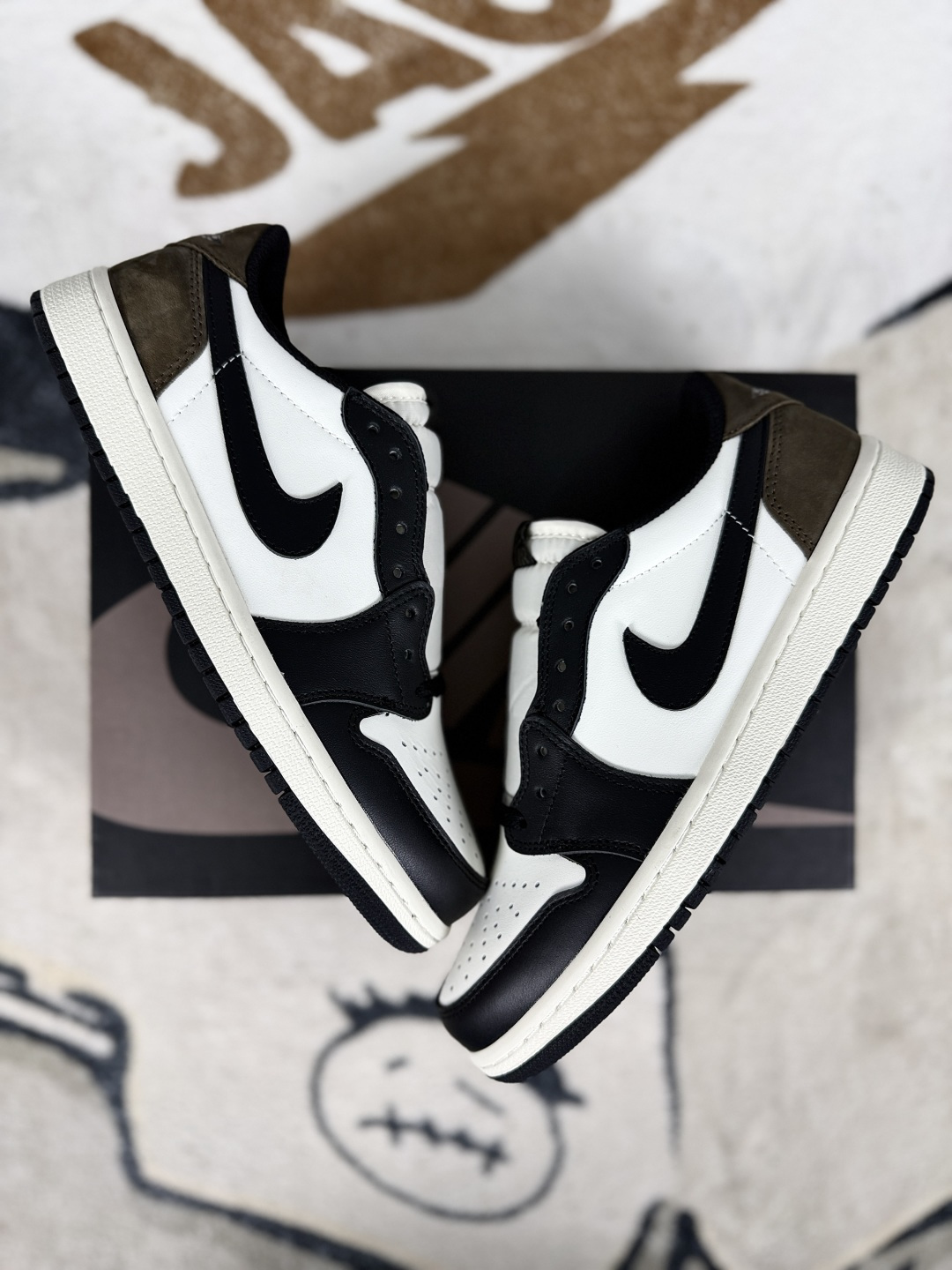 💰220   
Jordan Air Jordan 1 Low OG "Mocha" 皮革 休闲百搭 耐磨 低帮 复古篮球鞋 男女款 黑白棕
▪️Air Jordan 1于1985年推出，是耐克第一双以乔丹名字命名的篮球鞋，正是这双鞋，开启了一个时代。Air Jordan 1外形的灵感来自于在当年风靡一时的AirForce 1，同时降低中底厚度，减轻重量，增加贴地感，并采用了后掌Air Sole气垫和最经典的飞翼Logo来自于当时的Nike创意总监Peter Moore。
▪️尺码：36-47.5（36 36.5 37.5 38 38.5 39 40 40.5 41 42 42.5 43 44 44.5 45 46 47.5）
▪️货号：CZ0790-102/CZ0858-102