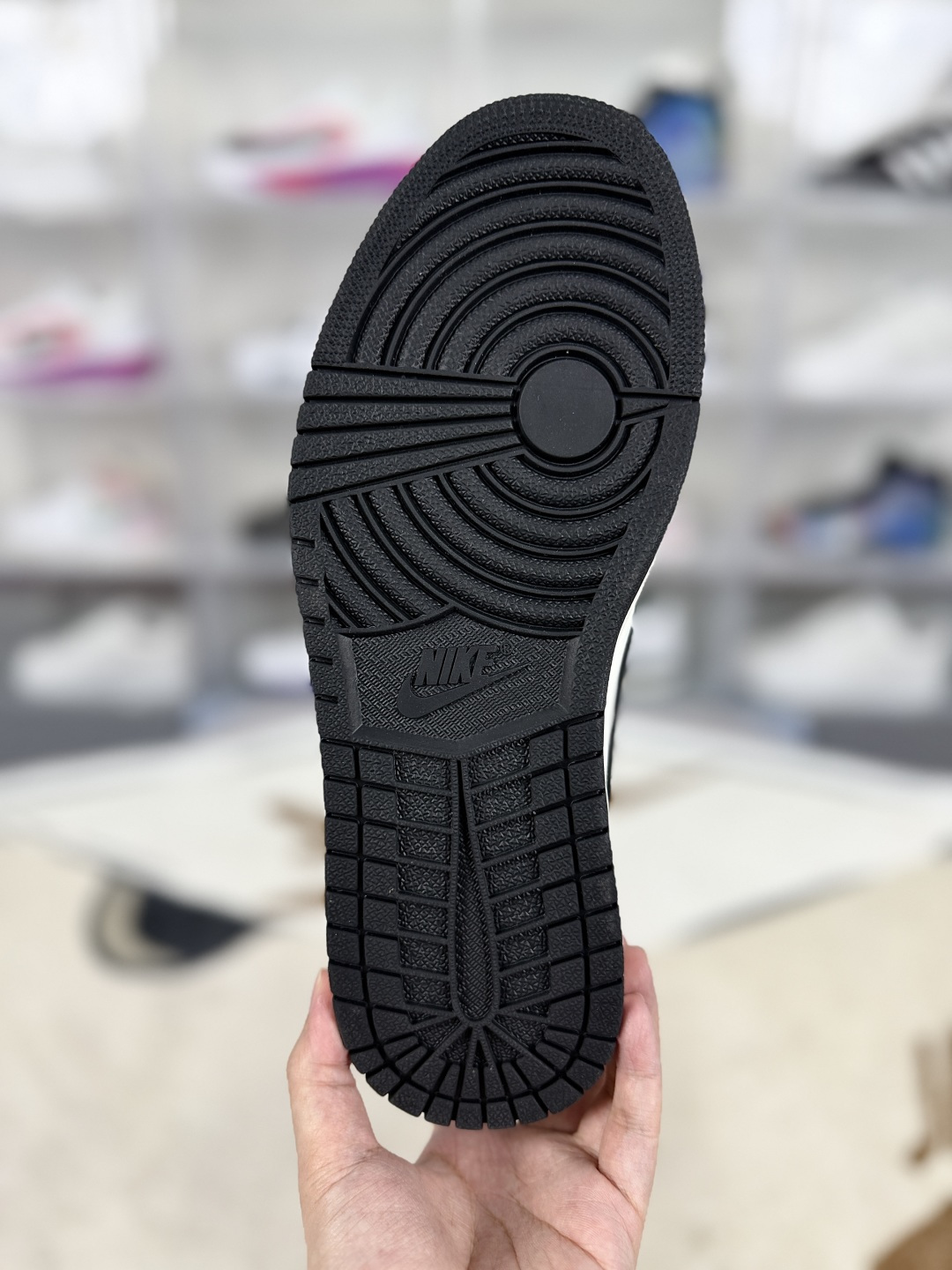 💰220   
Jordan Air Jordan 1 Low OG "Mocha" 皮革 休闲百搭 耐磨 低帮 复古篮球鞋 男女款 黑白棕
▪️Air Jordan 1于1985年推出，是耐克第一双以乔丹名字命名的篮球鞋，正是这双鞋，开启了一个时代。Air Jordan 1外形的灵感来自于在当年风靡一时的AirForce 1，同时降低中底厚度，减轻重量，增加贴地感，并采用了后掌Air Sole气垫和最经典的飞翼Logo来自于当时的Nike创意总监Peter Moore。
▪️尺码：36-47.5（36 36.5 37.5 38 38.5 39 40 40.5 41 42 42.5 43 44 44.5 45 46 47.5）
▪️货号：CZ0790-102/CZ0858-102