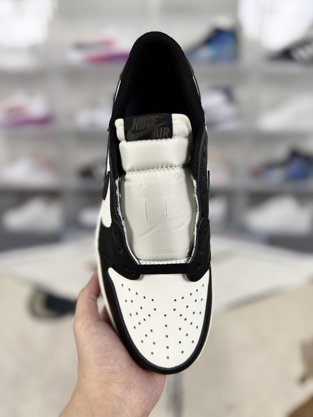 💰220   
Jordan Air Jordan 1 Low OG "Mocha" 皮革 休闲百搭 耐磨 低帮 复古篮球鞋 男女款 黑白棕
▪️Air Jordan 1于1985年推出，是耐克第一双以乔丹名字命名的篮球鞋，正是这双鞋，开启了一个时代。Air Jordan 1外形的灵感来自于在当年风靡一时的AirForce 1，同时降低中底厚度，减轻重量，增加贴地感，并采用了后掌Air Sole气垫和最经典的飞翼Logo来自于当时的Nike创意总监Peter Moore。
▪️尺码：36-47.5（36 36.5 37.5 38 38.5 39 40 40.5 41 42 42.5 43 44 44.5 45 46 47.5）
▪️货号：CZ0790-102/CZ0858-102