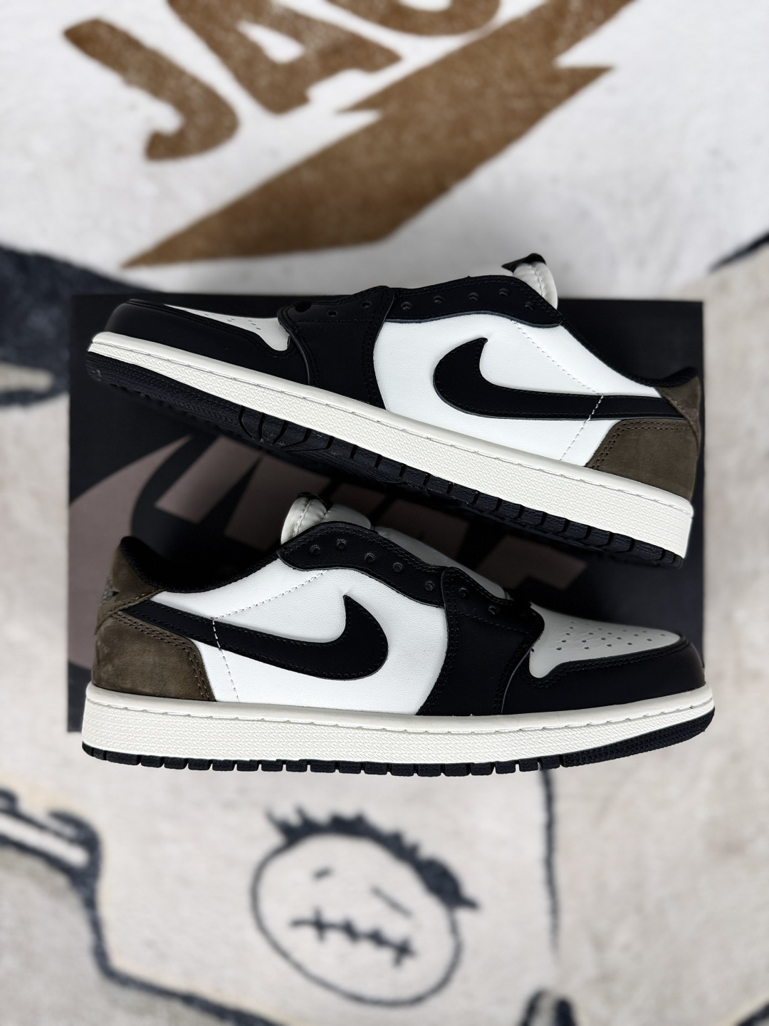 💰220   
Jordan Air Jordan 1 Low OG "Mocha" 皮革 休闲百搭 耐磨 低帮 复古篮球鞋 男女款 黑白棕
▪️Air Jordan 1于1985年推出，是耐克第一双以乔丹名字命名的篮球鞋，正是这双鞋，开启了一个时代。Air Jordan 1外形的灵感来自于在当年风靡一时的AirForce 1，同时降低中底厚度，减轻重量，增加贴地感，并采用了后掌Air Sole气垫和最经典的飞翼Logo来自于当时的Nike创意总监Peter Moore。
▪️尺码：36-47.5（36 36.5 37.5 38 38.5 39 40 40.5 41 42 42.5 43 44 44.5 45 46 47.5）
▪️货号：CZ0790-102/CZ0858-102