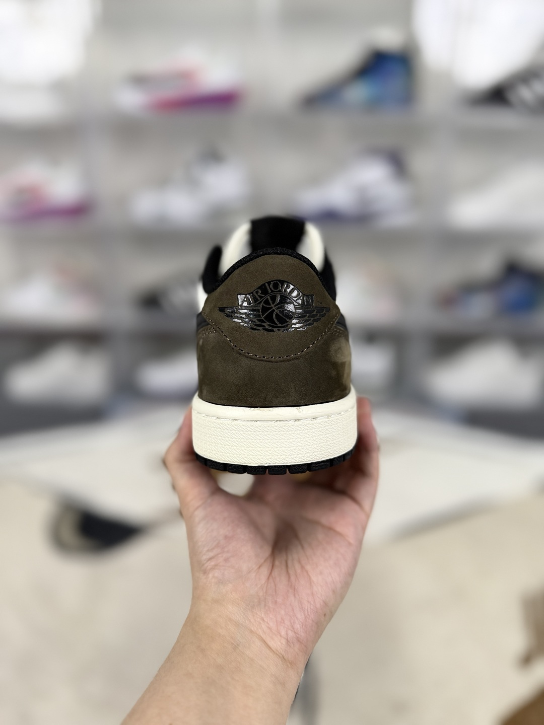 💰220   
Jordan Air Jordan 1 Low OG "Mocha" 皮革 休闲百搭 耐磨 低帮 复古篮球鞋 男女款 黑白棕
▪️Air Jordan 1于1985年推出，是耐克第一双以乔丹名字命名的篮球鞋，正是这双鞋，开启了一个时代。Air Jordan 1外形的灵感来自于在当年风靡一时的AirForce 1，同时降低中底厚度，减轻重量，增加贴地感，并采用了后掌Air Sole气垫和最经典的飞翼Logo来自于当时的Nike创意总监Peter Moore。
▪️尺码：36-47.5（36 36.5 37.5 38 38.5 39 40 40.5 41 42 42.5 43 44 44.5 45 46 47.5）
▪️货号：CZ0790-102/CZ0858-102