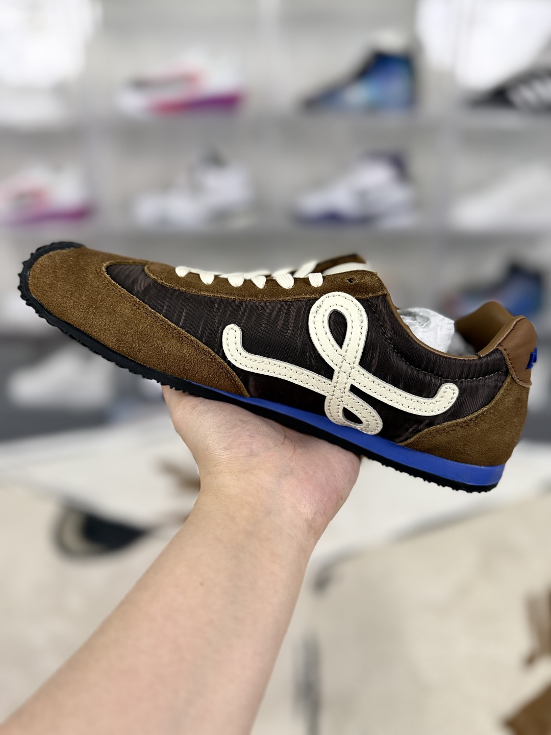 Loewe Ballet Runner 2.0: Iconic Design, Supreme Comfort, Brown-Hued Elegance 2 cmp i1746650585680 663 0 1