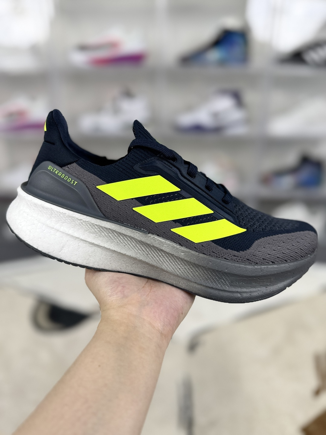 本地💰220
▪️匠心纯原 巴斯夫中底
adidas ULTRABOOST 5X Y2K复古跑鞋舒适百搭防滑耐磨透气轻便回弹 低帮跑步鞋 男款 黑绿 UB5X
▪️穿上这款adidas跑步运动鞋,自信冲击新的个人纪录。搭载新一代BOOST技术,力求为步伐注入源源活力。从开跑到终点,助你保持舒爽。后跟和前掌之间含Torsion System扭力条,更添实穿性。无论跑程长短、节奏快慢,皆能伴你从容迈步。采用Continental™马牌橡胶外底,路面干湿皆宜,助你扎实踩地、自信迈步。
▪️尺码:39-48(39⅓ 40 40⅔ 41⅓ 42 42⅔ 43⅓ 44 44⅔ 45⅓ 46 46⅔ 47⅓ 48)
▪️货号:JH9034