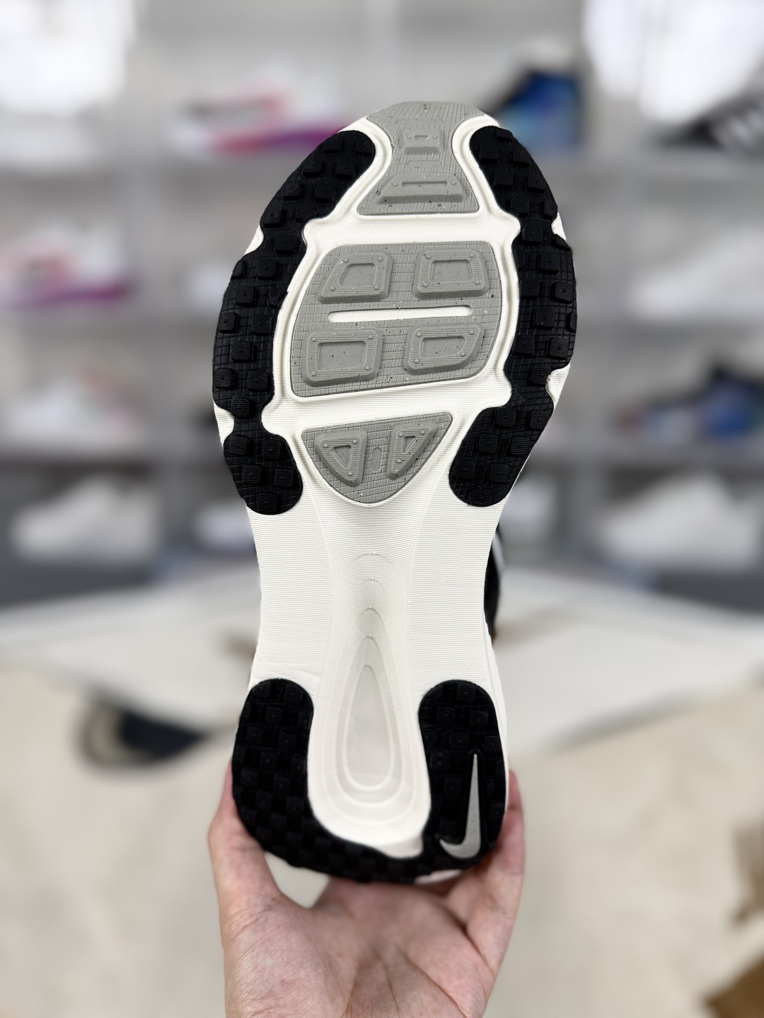 Nike Vomero 18 Running Shoes - Black & White, Comfortable & Durable 6 cmp i1746910173086 7504 0 4