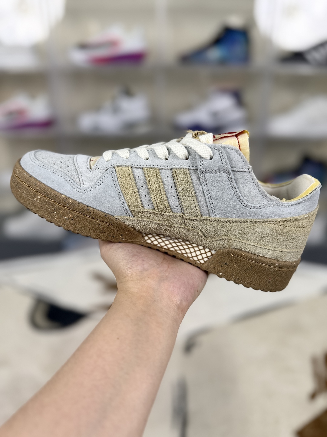 Adidas Originals Forum 84 Low: Blue & Brown Retro Basketball Sneakers 3 cmp i1747088706838 5599 0 1