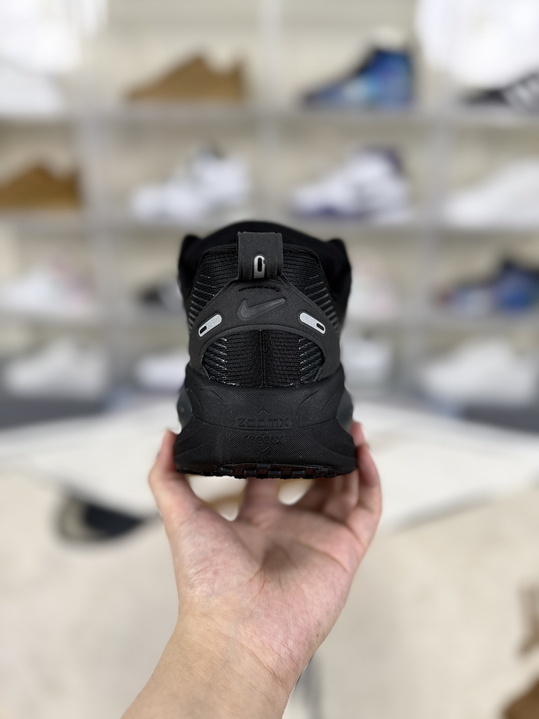 Nike Vomero 18 'Black' Running Shoes - Comfortable, Durable, and Stylish 3 cmp i1747506987715 1138 0 2