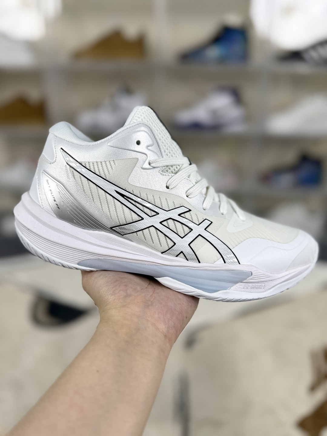 价格调整本地💰200   
▪️Y版纯原
Asics Sky Elite FF 3 舒适百搭 中帮 排球训练鞋 男女款 白色
▪️Asics Sky Elite FF 3排球鞋是一款专为排球运动员设计的高性能运动鞋。中底采用亚瑟士独家的ff blast+发泡材质，不仅强化了回弹性能，还让触地体验更加柔软。这种材料在提供充足缓震的同时，还能帮助运动员更有效地利用地面反作用力，从而增强弹跳力。为了提升运动时的稳定性，Asics Sky Elite FF 3排球鞋内置了巨型树脂支撑片risetruss。这一设计能够防止脚部在快速移动或跳跃时发生扭转，让运动员能够更自信地应对各种动作。鞋底采用耐磨橡胶材质，这种材料具有出色的耐磨性和抓地力。无论是在室内木地板还是室外场地，Asics Sky Elite FF 3排球鞋都能提供稳定的支撑和抓地效果。鞋面材料经过精心挑选，既保证了足够的强度，又具有良好的透气性。这样，运动员在运动过程中就能保持脚部的干爽和舒适。Asics Sky Elite FF 3排球鞋凭借其出色的科技亮点、设计特点和适用场景与人群，成为了一款备受排球运动员青睐的高性能运动鞋。
▪️尺码：36-46（36 37 37.5 38 39 39.5 40 40.5 41.5 42 42.5 43.5 44 44.5 45 46）
▪️货号：1052A076-100