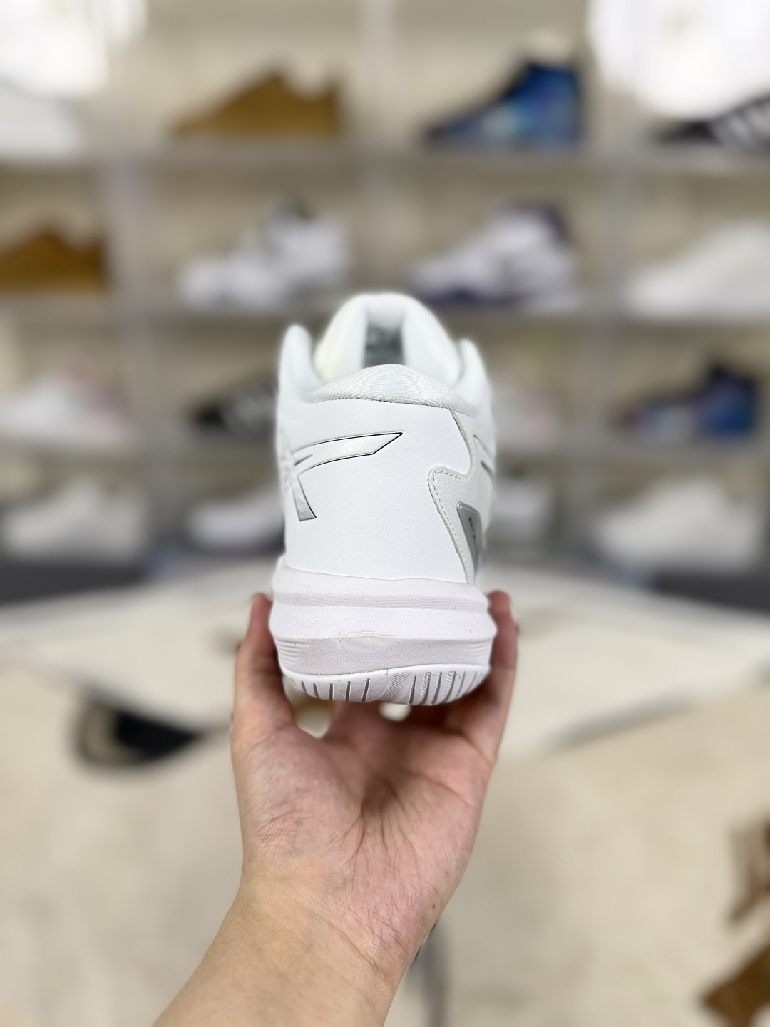 价格调整本地💰200   
▪️Y版纯原
Asics Sky Elite FF 3 舒适百搭 中帮 排球训练鞋 男女款 白色
▪️Asics Sky Elite FF 3排球鞋是一款专为排球运动员设计的高性能运动鞋。中底采用亚瑟士独家的ff blast+发泡材质，不仅强化了回弹性能，还让触地体验更加柔软。这种材料在提供充足缓震的同时，还能帮助运动员更有效地利用地面反作用力，从而增强弹跳力。为了提升运动时的稳定性，Asics Sky Elite FF 3排球鞋内置了巨型树脂支撑片risetruss。这一设计能够防止脚部在快速移动或跳跃时发生扭转，让运动员能够更自信地应对各种动作。鞋底采用耐磨橡胶材质，这种材料具有出色的耐磨性和抓地力。无论是在室内木地板还是室外场地，Asics Sky Elite FF 3排球鞋都能提供稳定的支撑和抓地效果。鞋面材料经过精心挑选，既保证了足够的强度，又具有良好的透气性。这样，运动员在运动过程中就能保持脚部的干爽和舒适。Asics Sky Elite FF 3排球鞋凭借其出色的科技亮点、设计特点和适用场景与人群，成为了一款备受排球运动员青睐的高性能运动鞋。
▪️尺码：36-46（36 37 37.5 38 39 39.5 40 40.5 41.5 42 42.5 43.5 44 44.5 45 46）
▪️货号：1052A076-100