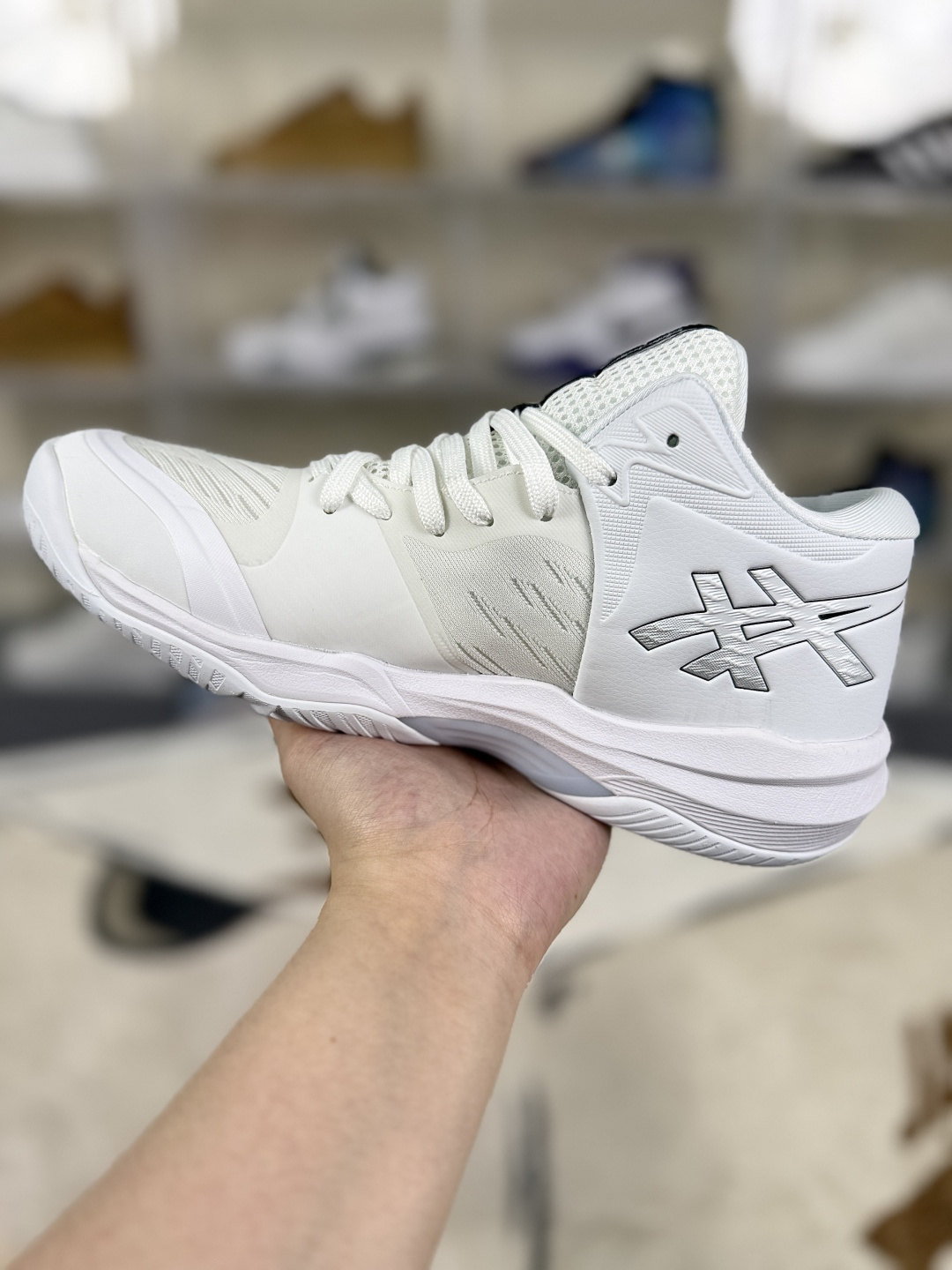 价格调整本地💰200   
▪️Y版纯原
Asics Sky Elite FF 3 舒适百搭 中帮 排球训练鞋 男女款 白色
▪️Asics Sky Elite FF 3排球鞋是一款专为排球运动员设计的高性能运动鞋。中底采用亚瑟士独家的ff blast+发泡材质，不仅强化了回弹性能，还让触地体验更加柔软。这种材料在提供充足缓震的同时，还能帮助运动员更有效地利用地面反作用力，从而增强弹跳力。为了提升运动时的稳定性，Asics Sky Elite FF 3排球鞋内置了巨型树脂支撑片risetruss。这一设计能够防止脚部在快速移动或跳跃时发生扭转，让运动员能够更自信地应对各种动作。鞋底采用耐磨橡胶材质，这种材料具有出色的耐磨性和抓地力。无论是在室内木地板还是室外场地，Asics Sky Elite FF 3排球鞋都能提供稳定的支撑和抓地效果。鞋面材料经过精心挑选，既保证了足够的强度，又具有良好的透气性。这样，运动员在运动过程中就能保持脚部的干爽和舒适。Asics Sky Elite FF 3排球鞋凭借其出色的科技亮点、设计特点和适用场景与人群，成为了一款备受排球运动员青睐的高性能运动鞋。
▪️尺码：36-46（36 37 37.5 38 39 39.5 40 40.5 41.5 42 42.5 43.5 44 44.5 45 46）
▪️货号：1052A076-100