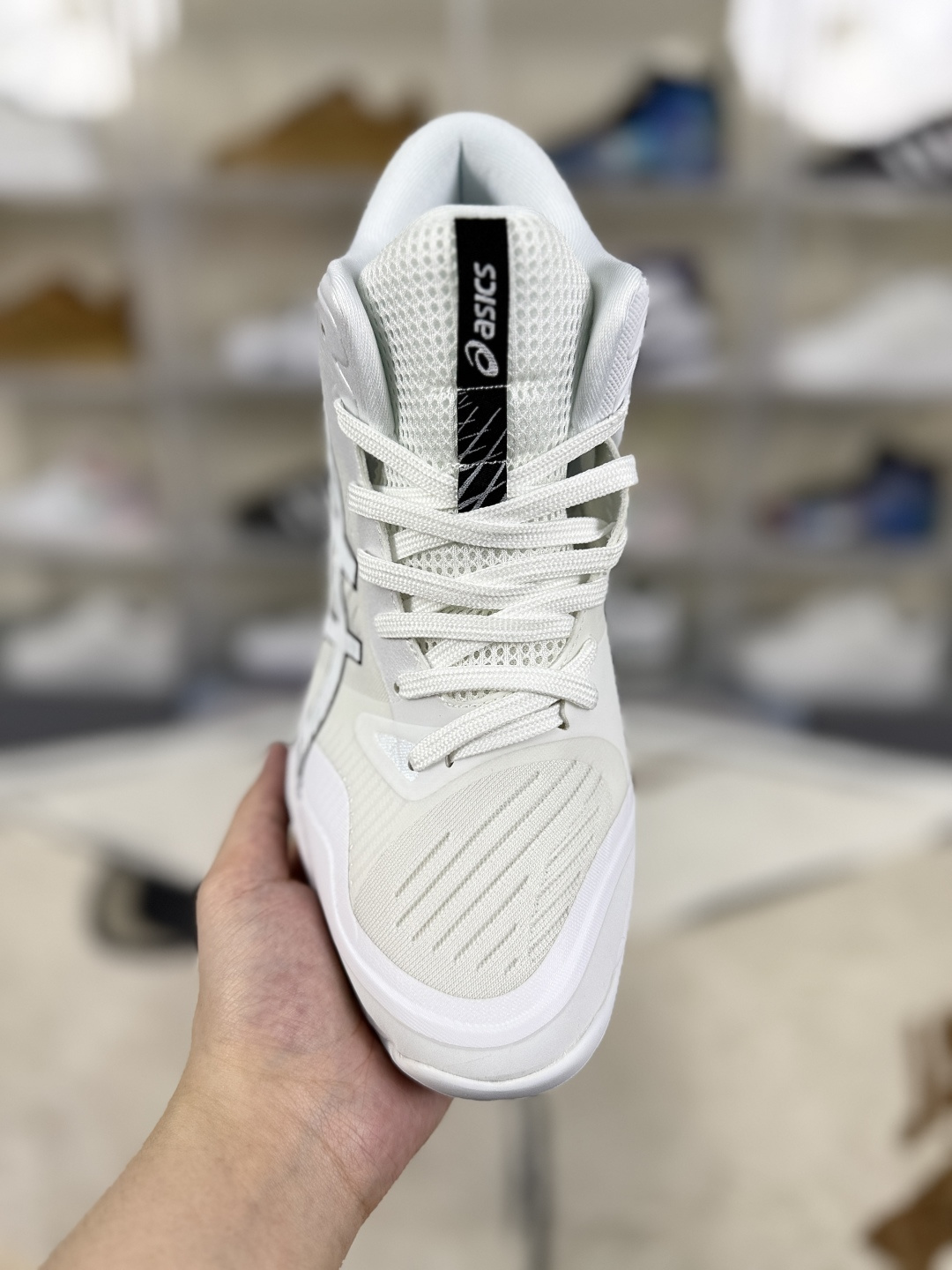 价格调整本地💰200   
▪️Y版纯原
Asics Sky Elite FF 3 舒适百搭 中帮 排球训练鞋 男女款 白色
▪️Asics Sky Elite FF 3排球鞋是一款专为排球运动员设计的高性能运动鞋。中底采用亚瑟士独家的ff blast+发泡材质，不仅强化了回弹性能，还让触地体验更加柔软。这种材料在提供充足缓震的同时，还能帮助运动员更有效地利用地面反作用力，从而增强弹跳力。为了提升运动时的稳定性，Asics Sky Elite FF 3排球鞋内置了巨型树脂支撑片risetruss。这一设计能够防止脚部在快速移动或跳跃时发生扭转，让运动员能够更自信地应对各种动作。鞋底采用耐磨橡胶材质，这种材料具有出色的耐磨性和抓地力。无论是在室内木地板还是室外场地，Asics Sky Elite FF 3排球鞋都能提供稳定的支撑和抓地效果。鞋面材料经过精心挑选，既保证了足够的强度，又具有良好的透气性。这样，运动员在运动过程中就能保持脚部的干爽和舒适。Asics Sky Elite FF 3排球鞋凭借其出色的科技亮点、设计特点和适用场景与人群，成为了一款备受排球运动员青睐的高性能运动鞋。
▪️尺码：36-46（36 37 37.5 38 39 39.5 40 40.5 41.5 42 42.5 43.5 44 44.5 45 46）
▪️货号：1052A076-100