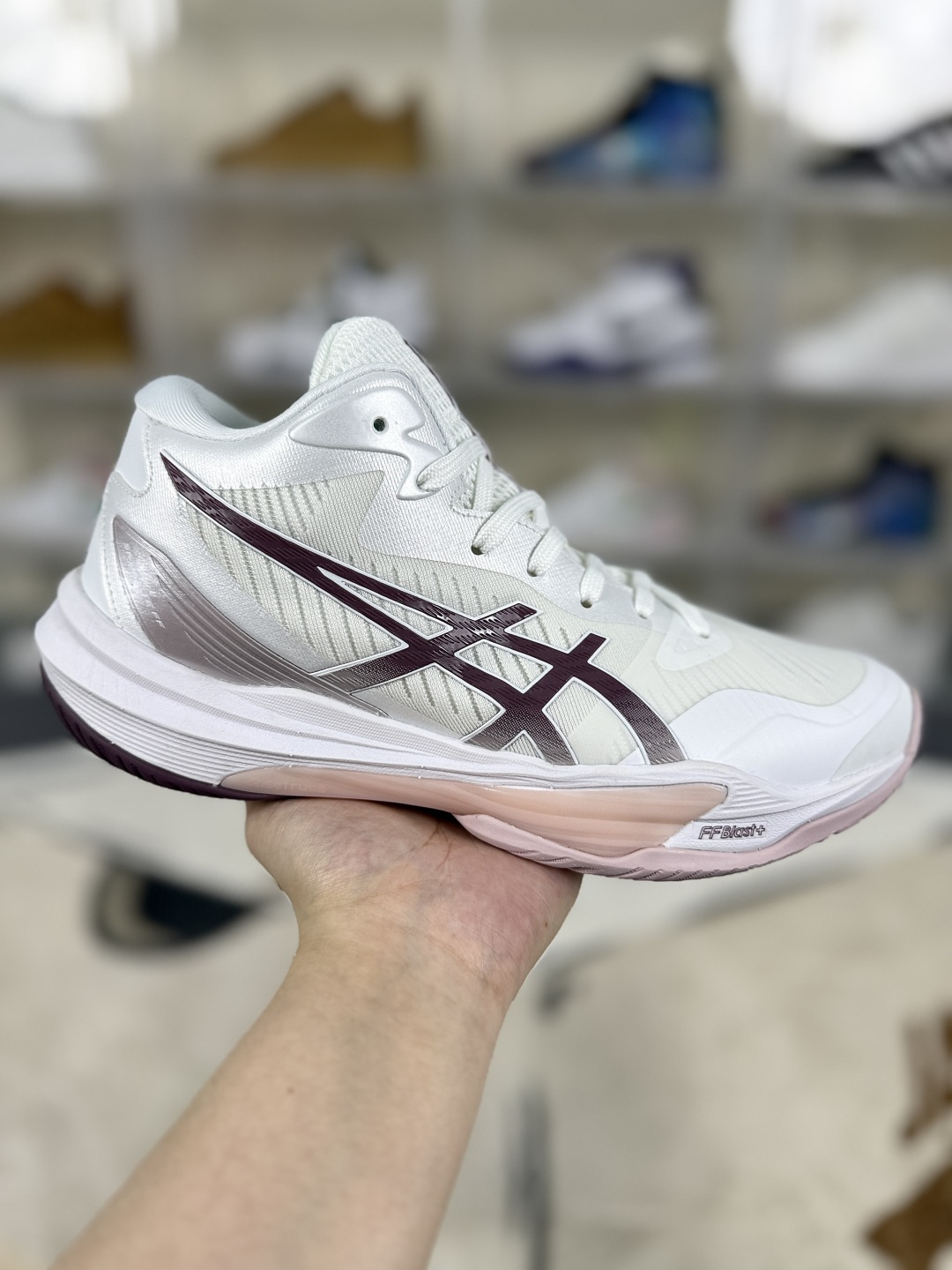 价格调整本地165 
▪️Y版纯原
Asics Sky Elite FF 3 舒适百搭 中帮 排球训练鞋 男女款 白粉
▪️Asics Sky Elite FF 3排球鞋是一款专为排球运动员设计的高性能运动鞋。中底采用亚瑟士独家的ff blast+发泡材质，不仅强化了回弹性能，还让触地体验更加柔软。这种材料在提供充足缓震的同时，还能帮助运动员更有效地利用地面反作用力，从而增强弹跳力。为了提升运动时的稳定性，Asics Sky Elite FF 3排球鞋内置了巨型树脂支撑片risetruss。这一设计能够防止脚部在快速移动或跳跃时发生扭转，让运动员能够更自信地应对各种动作。鞋底采用耐磨橡胶材质，这种材料具有出色的耐磨性和抓地力。无论是在室内木地板还是室外场地，Asics Sky Elite FF 3排球鞋都能提供稳定的支撑和抓地效果。鞋面材料经过精心挑选，既保证了足够的强度，又具有良好的透气性。这样，运动员在运动过程中就能保持脚部的干爽和舒适。Asics Sky Elite FF 3排球鞋凭借其出色的科技亮点、设计特点和适用场景与人群，成为了一款备受排球运动员青睐的高性能运动鞋。
▪️尺码：36-46（36 37 37.5 38 39 39.5 40 40.5 41.5 42 42.5 43.5 44 44.5 45 46）
▪️货号：1052A076-101