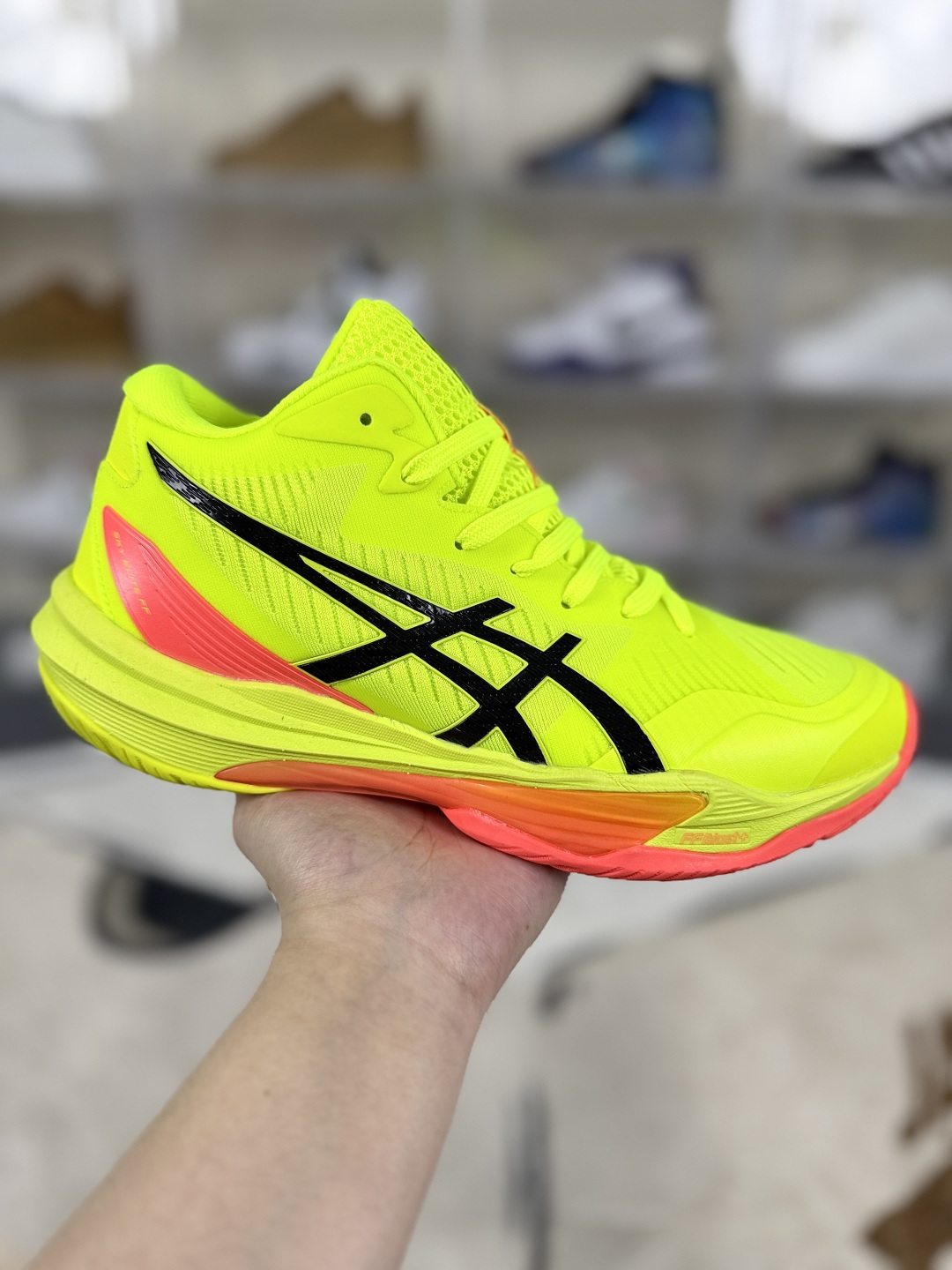 价格调整 ▪️Y版纯原 Asics Sky Elite FF 3 舒适百搭 中帮 排球训练鞋 男女款 黄色 ▪️Asics Sky Elite FF 3排球鞋是一款专为排球运动员设计的高性能运动鞋.中底采用亚瑟士独家的ff blast+发泡材质,不仅强化了回弹性能,还让触地体验更加柔软.这种材料在提供充足缓震的同时,还能帮助运动员更有效地利用地面反作用力,从而增强弹跳力.为了提升运动时的稳定性,Asics Sky Elite FF 3排球鞋内置了巨型树脂支撑片risetruss.这一设计能够防止脚部在快速移动或跳跃时发生扭转,让运动员能够更自信地应对各种动作.鞋底采用耐磨橡胶材质,这种材料具有出色的耐磨性和抓地力.无论是在室内木地板还是室外场地,Asics Sky Elite FF 3排球鞋都能提供稳定的支撑和抓地效果.鞋面材料经过精心挑选,既保证了足够的强度,又具有良好的透气性.这样,运动员在运动过程中就能保持脚部的干爽和舒适.Asics Sky Elite FF 3排球鞋凭借其出色的科技亮点、设计特点和适用场景与人群,成为了一款备受排球运动员青睐的高性能运动鞋. ▪️ (36 37 37.5 38 39 39.5 40 40.5 41.5 42 42.5 43.5 44 44.5 45 46) ▪️货号:1051A084-750