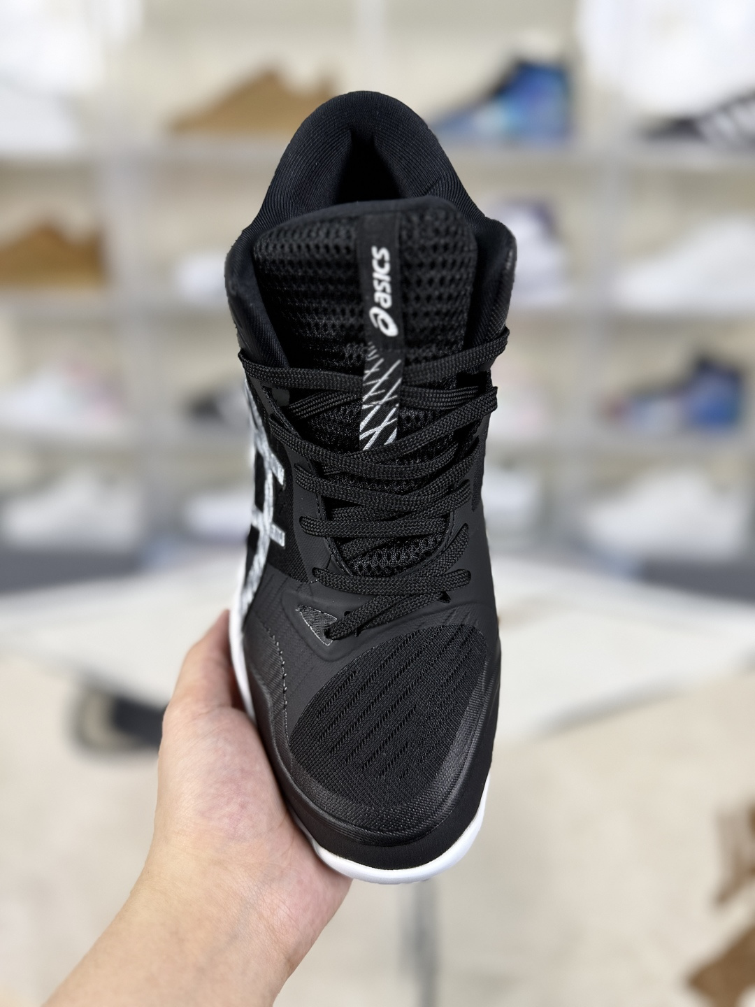 价格调整本地165 
▪️Y版纯原
Asics Sky Elite FF 3 舒适百搭 中帮 排球训练鞋 男女款 黑白
▪️Asics Sky Elite FF 3排球鞋是一款专为排球运动员设计的高性能运动鞋。中底采用亚瑟士独家的ff blast+发泡材质，不仅强化了回弹性能，还让触地体验更加柔软。这种材料在提供充足缓震的同时，还能帮助运动员更有效地利用地面反作用力，从而增强弹跳力。为了提升运动时的稳定性，Asics Sky Elite FF 3排球鞋内置了巨型树脂支撑片risetruss。这一设计能够防止脚部在快速移动或跳跃时发生扭转，让运动员能够更自信地应对各种动作。鞋底采用耐磨橡胶材质，这种材料具有出色的耐磨性和抓地力。无论是在室内木地板还是室外场地，Asics Sky Elite FF 3排球鞋都能提供稳定的支撑和抓地效果。鞋面材料经过精心挑选，既保证了足够的强度，又具有良好的透气性。这样，运动员在运动过程中就能保持脚部的干爽和舒适。Asics Sky Elite FF 3排球鞋凭借其出色的科技亮点、设计特点和适用场景与人群，成为了一款备受排球运动员青睐的高性能运动鞋。
▪️尺码：36-46（36 37 37.5 38 39 39.5 40 40.5 41.5 42 42.5 43.5 44 44.5 45 46）
▪️货号：1051A081-001