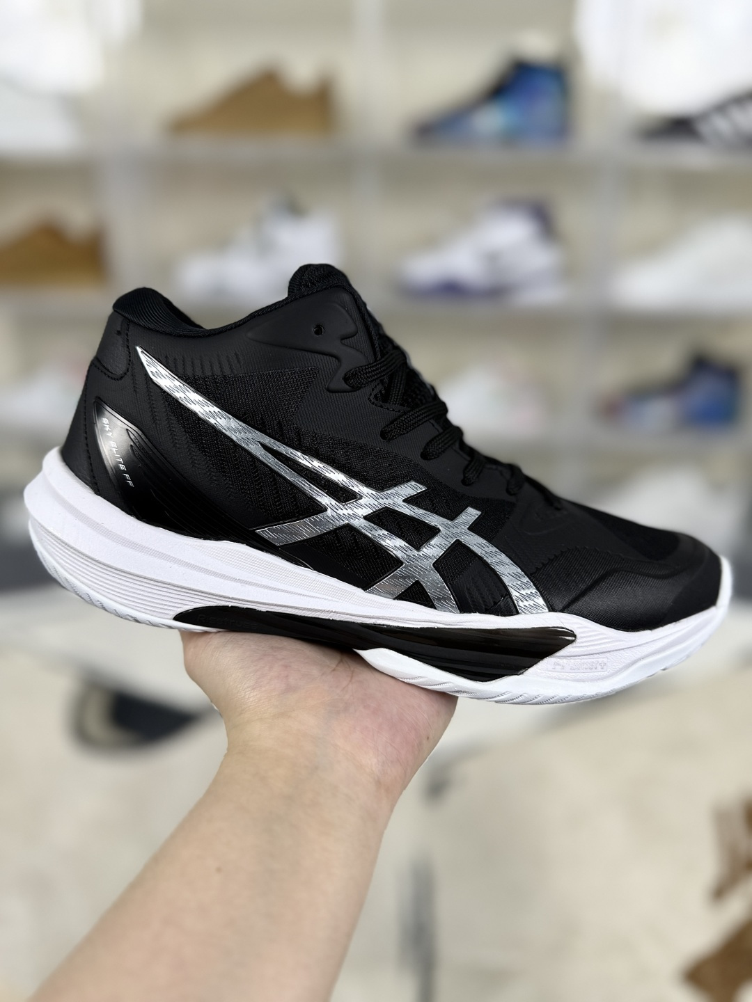 价格调整本地165 
▪️Y版纯原
Asics Sky Elite FF 3 舒适百搭 中帮 排球训练鞋 男女款 黑白
▪️Asics Sky Elite FF 3排球鞋是一款专为排球运动员设计的高性能运动鞋。中底采用亚瑟士独家的ff blast+发泡材质，不仅强化了回弹性能，还让触地体验更加柔软。这种材料在提供充足缓震的同时，还能帮助运动员更有效地利用地面反作用力，从而增强弹跳力。为了提升运动时的稳定性，Asics Sky Elite FF 3排球鞋内置了巨型树脂支撑片risetruss。这一设计能够防止脚部在快速移动或跳跃时发生扭转，让运动员能够更自信地应对各种动作。鞋底采用耐磨橡胶材质，这种材料具有出色的耐磨性和抓地力。无论是在室内木地板还是室外场地，Asics Sky Elite FF 3排球鞋都能提供稳定的支撑和抓地效果。鞋面材料经过精心挑选，既保证了足够的强度，又具有良好的透气性。这样，运动员在运动过程中就能保持脚部的干爽和舒适。Asics Sky Elite FF 3排球鞋凭借其出色的科技亮点、设计特点和适用场景与人群，成为了一款备受排球运动员青睐的高性能运动鞋。
▪️尺码：36-46（36 37 37.5 38 39 39.5 40 40.5 41.5 42 42.5 43.5 44 44.5 45 46）
▪️货号：1051A081-001