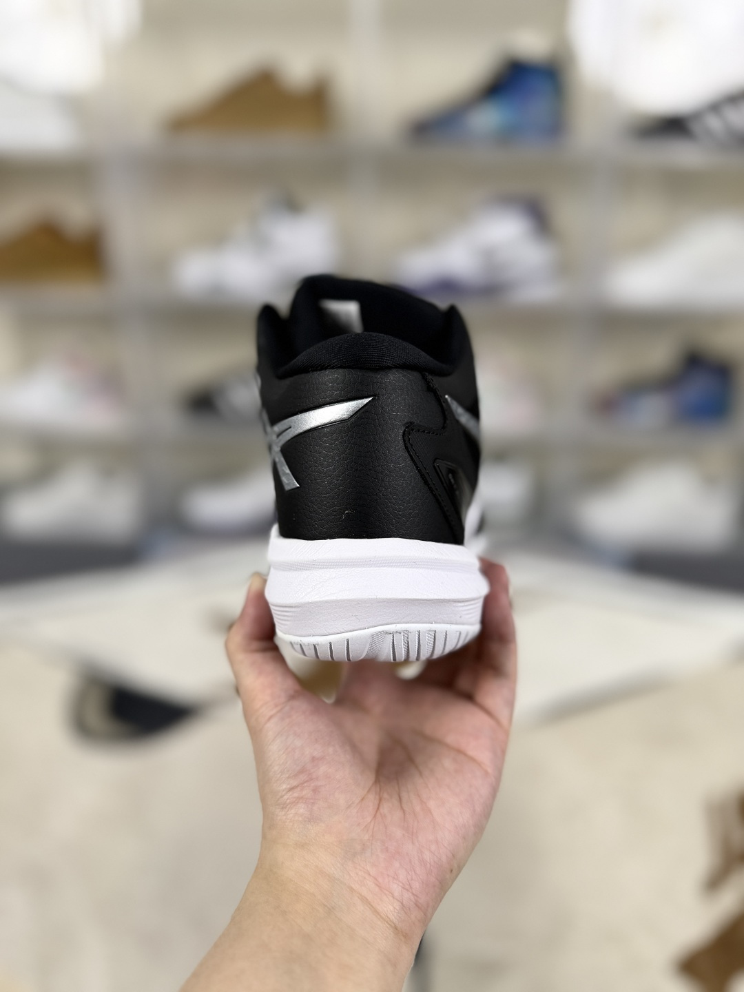 价格调整本地165 
▪️Y版纯原
Asics Sky Elite FF 3 舒适百搭 中帮 排球训练鞋 男女款 黑白
▪️Asics Sky Elite FF 3排球鞋是一款专为排球运动员设计的高性能运动鞋。中底采用亚瑟士独家的ff blast+发泡材质，不仅强化了回弹性能，还让触地体验更加柔软。这种材料在提供充足缓震的同时，还能帮助运动员更有效地利用地面反作用力，从而增强弹跳力。为了提升运动时的稳定性，Asics Sky Elite FF 3排球鞋内置了巨型树脂支撑片risetruss。这一设计能够防止脚部在快速移动或跳跃时发生扭转，让运动员能够更自信地应对各种动作。鞋底采用耐磨橡胶材质，这种材料具有出色的耐磨性和抓地力。无论是在室内木地板还是室外场地，Asics Sky Elite FF 3排球鞋都能提供稳定的支撑和抓地效果。鞋面材料经过精心挑选，既保证了足够的强度，又具有良好的透气性。这样，运动员在运动过程中就能保持脚部的干爽和舒适。Asics Sky Elite FF 3排球鞋凭借其出色的科技亮点、设计特点和适用场景与人群，成为了一款备受排球运动员青睐的高性能运动鞋。
▪️尺码：36-46（36 37 37.5 38 39 39.5 40 40.5 41.5 42 42.5 43.5 44 44.5 45 46）
▪️货号：1051A081-001