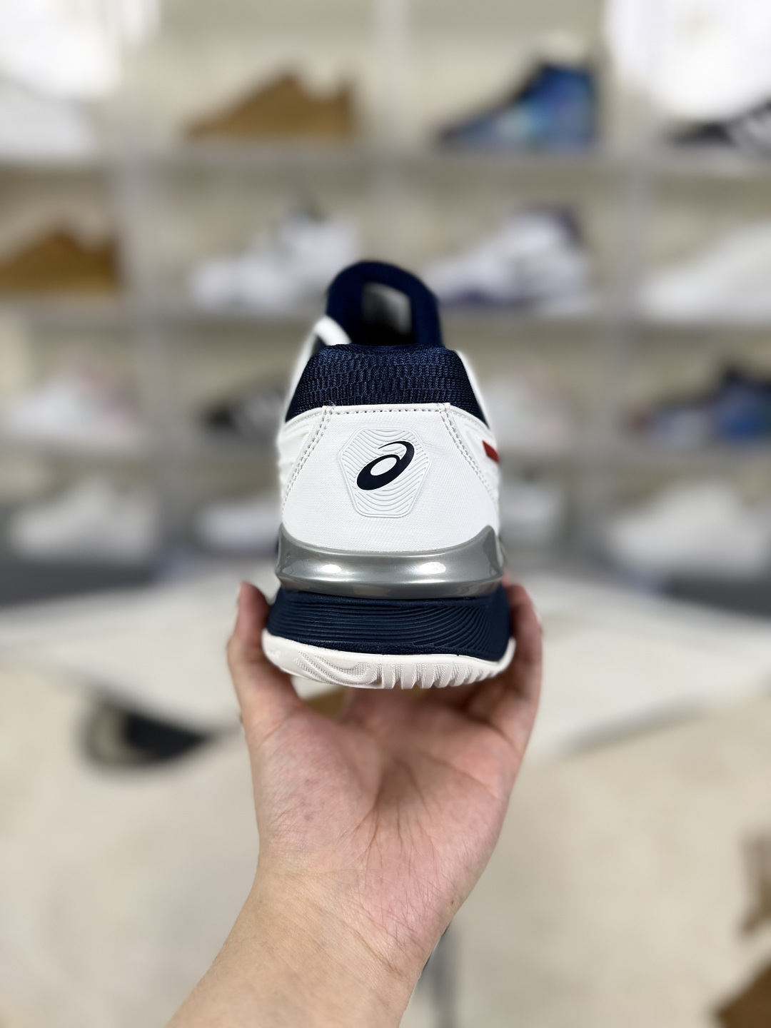 本地170 
▪️Y版纯原
Asics Court FF 2 Novak 稳定支撑防滑耐磨透气 低帮 网球鞋 男女款 白蓝红
▪️Asics Court FF2网球鞋是一款性能卓越的专业网球鞋。采用了FlyteFoam中底，内置有机纤维，能够提供稳定的回弹，耐磨性更好。Trusstic系统增强了移动时的舒适性与稳定性。Twistruss科技则通过减轻鞋底重量以及增强内部扭转能力，提升了鞋子的灵活度。鞋面采用了PU支撑裁片，并设计了不规则波浪纹路，既保证了舒适性、移动灵活性，又提供了支撑性和稳定性。袜套式鞋口设计，包裹性更好，运动中移动更敏捷。鞋子内侧的大型树脂补强步结构，具有良好的耐久性，能有效减少鞋侧面与地面的摩擦。前后脚配置Gel缓冲系统，增加了舒适性。大底结构设计，能增强抓地力和防滑性。Asics Court FF2网球鞋获得了广泛的好评，被认为是一款非常适合网球运动的鞋子。许多用户表示，这款鞋子在支撑性、耐磨性、速度和舒适性方面都做得很好，满足了他们对网球鞋的所有需求。
▪️尺码：36-46（36 37 37.5 38 39 39.5 40 40.5 41.5 42 42.5 43.5 44 44.5 45 46）
▪️货号：1041A083-102/1041A082-102