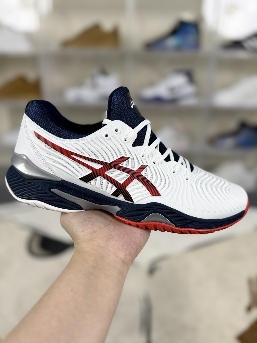 本地170 
▪️Y版纯原
Asics Court FF 2 Novak 稳定支撑防滑耐磨透气 低帮 网球鞋 男女款 白蓝红
▪️Asics Court FF2网球鞋是一款性能卓越的专业网球鞋。采用了FlyteFoam中底，内置有机纤维，能够提供稳定的回弹，耐磨性更好。Trusstic系统增强了移动时的舒适性与稳定性。Twistruss科技则通过减轻鞋底重量以及增强内部扭转能力，提升了鞋子的灵活度。鞋面采用了PU支撑裁片，并设计了不规则波浪纹路，既保证了舒适性、移动灵活性，又提供了支撑性和稳定性。袜套式鞋口设计，包裹性更好，运动中移动更敏捷。鞋子内侧的大型树脂补强步结构，具有良好的耐久性，能有效减少鞋侧面与地面的摩擦。前后脚配置Gel缓冲系统，增加了舒适性。大底结构设计，能增强抓地力和防滑性。Asics Court FF2网球鞋获得了广泛的好评，被认为是一款非常适合网球运动的鞋子。许多用户表示，这款鞋子在支撑性、耐磨性、速度和舒适性方面都做得很好，满足了他们对网球鞋的所有需求。
▪️尺码：36-46（36 37 37.5 38 39 39.5 40 40.5 41.5 42 42.5 43.5 44 44.5 45 46）
▪️货号：1041A083-102/1041A082-102