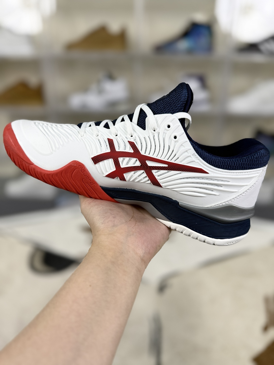 本地170 
▪️Y版纯原
Asics Court FF 2 Novak 稳定支撑防滑耐磨透气 低帮 网球鞋 男女款 白蓝红
▪️Asics Court FF2网球鞋是一款性能卓越的专业网球鞋。采用了FlyteFoam中底，内置有机纤维，能够提供稳定的回弹，耐磨性更好。Trusstic系统增强了移动时的舒适性与稳定性。Twistruss科技则通过减轻鞋底重量以及增强内部扭转能力，提升了鞋子的灵活度。鞋面采用了PU支撑裁片，并设计了不规则波浪纹路，既保证了舒适性、移动灵活性，又提供了支撑性和稳定性。袜套式鞋口设计，包裹性更好，运动中移动更敏捷。鞋子内侧的大型树脂补强步结构，具有良好的耐久性，能有效减少鞋侧面与地面的摩擦。前后脚配置Gel缓冲系统，增加了舒适性。大底结构设计，能增强抓地力和防滑性。Asics Court FF2网球鞋获得了广泛的好评，被认为是一款非常适合网球运动的鞋子。许多用户表示，这款鞋子在支撑性、耐磨性、速度和舒适性方面都做得很好，满足了他们对网球鞋的所有需求。
▪️尺码：36-46（36 37 37.5 38 39 39.5 40 40.5 41.5 42 42.5 43.5 44 44.5 45 46）
▪️货号：1041A083-102/1041A082-102