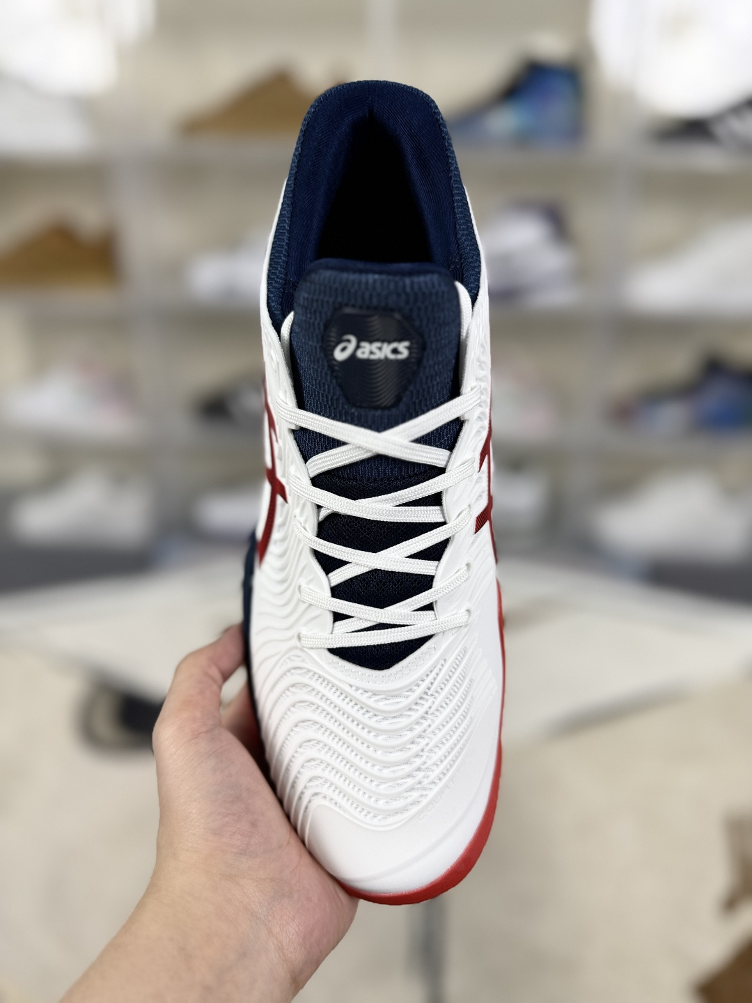 本地170 
▪️Y版纯原
Asics Court FF 2 Novak 稳定支撑防滑耐磨透气 低帮 网球鞋 男女款 白蓝红
▪️Asics Court FF2网球鞋是一款性能卓越的专业网球鞋。采用了FlyteFoam中底，内置有机纤维，能够提供稳定的回弹，耐磨性更好。Trusstic系统增强了移动时的舒适性与稳定性。Twistruss科技则通过减轻鞋底重量以及增强内部扭转能力，提升了鞋子的灵活度。鞋面采用了PU支撑裁片，并设计了不规则波浪纹路，既保证了舒适性、移动灵活性，又提供了支撑性和稳定性。袜套式鞋口设计，包裹性更好，运动中移动更敏捷。鞋子内侧的大型树脂补强步结构，具有良好的耐久性，能有效减少鞋侧面与地面的摩擦。前后脚配置Gel缓冲系统，增加了舒适性。大底结构设计，能增强抓地力和防滑性。Asics Court FF2网球鞋获得了广泛的好评，被认为是一款非常适合网球运动的鞋子。许多用户表示，这款鞋子在支撑性、耐磨性、速度和舒适性方面都做得很好，满足了他们对网球鞋的所有需求。
▪️尺码：36-46（36 37 37.5 38 39 39.5 40 40.5 41.5 42 42.5 43.5 44 44.5 45 46）
▪️货号：1041A083-102/1041A082-102