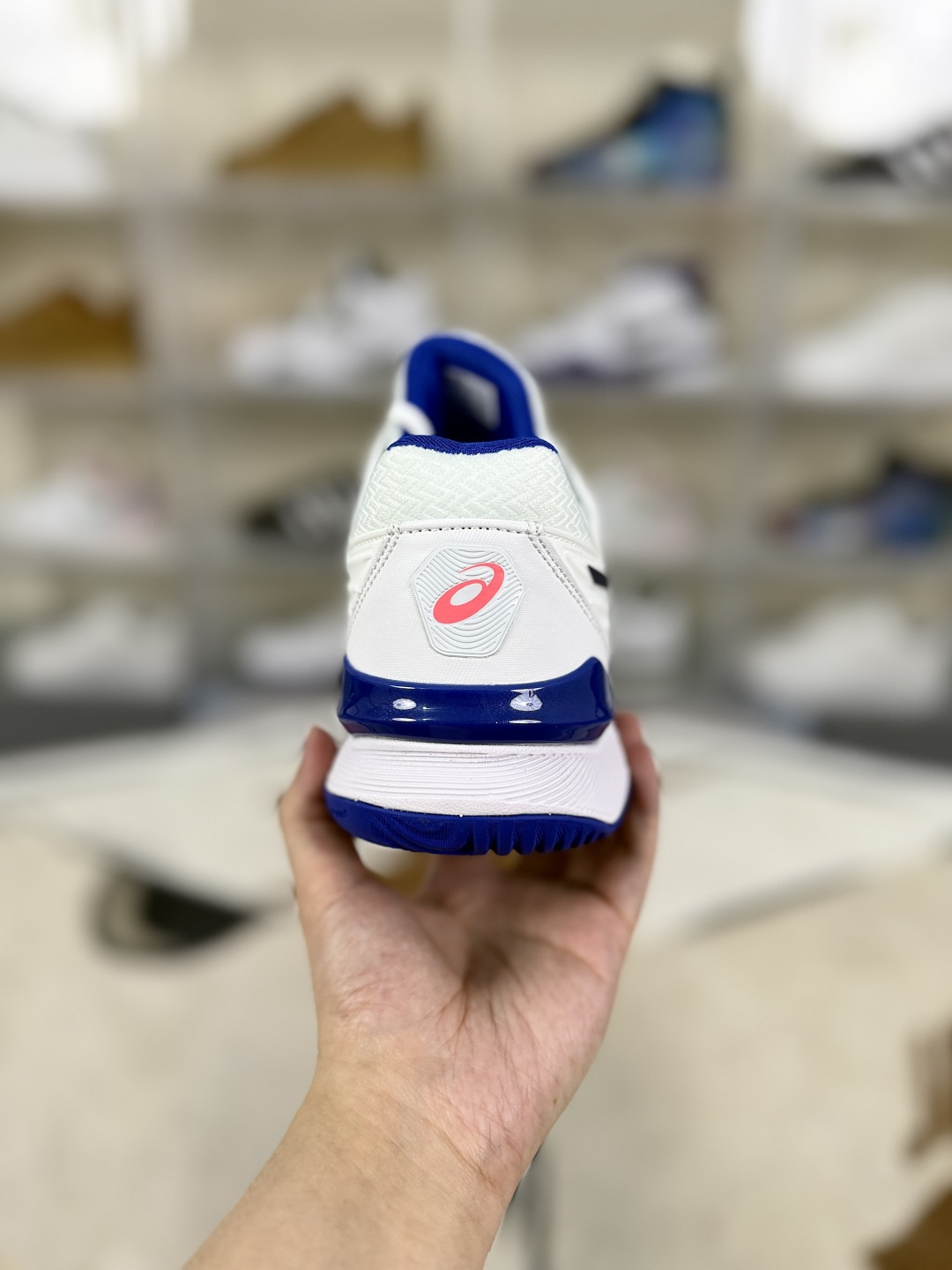 ▪️Y版纯原
本地170 
Asics Court FF 2 Novak 稳定支撑防滑耐磨透气 低帮 网球鞋 男女款 白蓝
▪️Asics Court FF2网球鞋是一款性能卓越的专业网球鞋。采用了FlyteFoam中底，内置有机纤维，能够提供稳定的回弹，耐磨性更好。Trusstic系统增强了移动时的舒适性与稳定性。Twistruss科技则通过减轻鞋底重量以及增强内部扭转能力，提升了鞋子的灵活度。鞋面采用了PU支撑裁片，并设计了不规则波浪纹路，既保证了舒适性、移动灵活性，又提供了支撑性和稳定性。袜套式鞋口设计，包裹性更好，运动中移动更敏捷。鞋子内侧的大型树脂补强步结构，具有良好的耐久性，能有效减少鞋侧面与地面的摩擦。前后脚配置Gel缓冲系统，增加了舒适性。大底结构设计，能增强抓地力和防滑性。Asics Court FF2网球鞋获得了广泛的好评，被认为是一款非常适合网球运动的鞋子。许多用户表示，这款鞋子在支撑性、耐磨性、速度和舒适性方面都做得很好，满足了他们对网球鞋的所有需求。
▪️尺码：36-46（36 37 37.5 38 39 39.5 40 40.5 41.5 42 42.5 43.5 44 44.5 45 46）
▪️货号：1042A076-103/1042A075-103