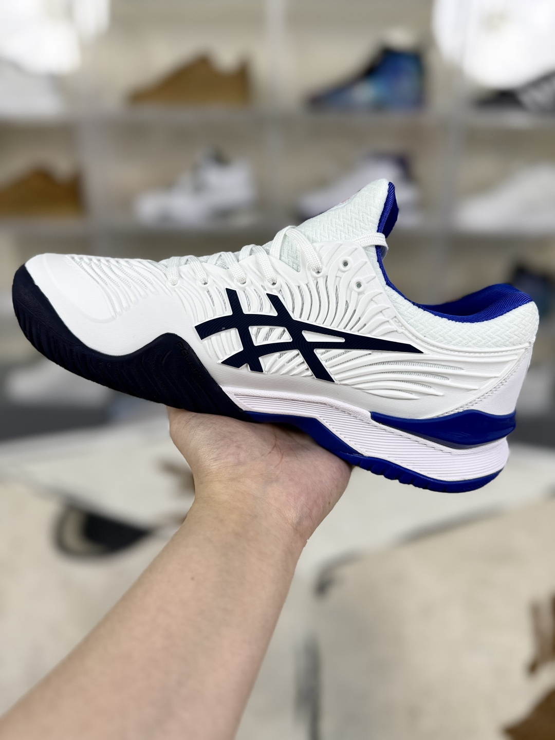 ▪️Y版纯原
本地170 
Asics Court FF 2 Novak 稳定支撑防滑耐磨透气 低帮 网球鞋 男女款 白蓝
▪️Asics Court FF2网球鞋是一款性能卓越的专业网球鞋。采用了FlyteFoam中底，内置有机纤维，能够提供稳定的回弹，耐磨性更好。Trusstic系统增强了移动时的舒适性与稳定性。Twistruss科技则通过减轻鞋底重量以及增强内部扭转能力，提升了鞋子的灵活度。鞋面采用了PU支撑裁片，并设计了不规则波浪纹路，既保证了舒适性、移动灵活性，又提供了支撑性和稳定性。袜套式鞋口设计，包裹性更好，运动中移动更敏捷。鞋子内侧的大型树脂补强步结构，具有良好的耐久性，能有效减少鞋侧面与地面的摩擦。前后脚配置Gel缓冲系统，增加了舒适性。大底结构设计，能增强抓地力和防滑性。Asics Court FF2网球鞋获得了广泛的好评，被认为是一款非常适合网球运动的鞋子。许多用户表示，这款鞋子在支撑性、耐磨性、速度和舒适性方面都做得很好，满足了他们对网球鞋的所有需求。
▪️尺码：36-46（36 37 37.5 38 39 39.5 40 40.5 41.5 42 42.5 43.5 44 44.5 45 46）
▪️货号：1042A076-103/1042A075-103