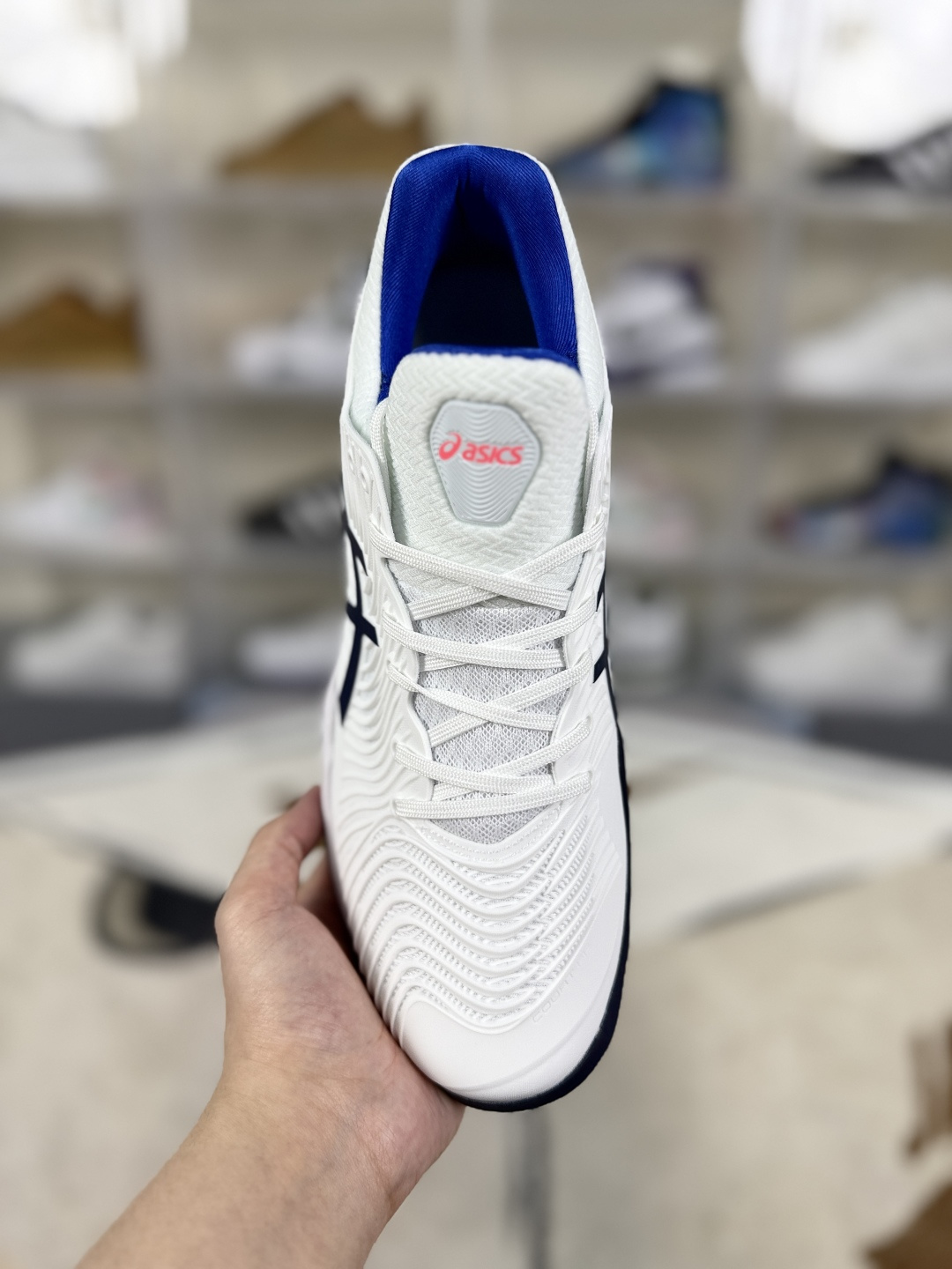 ▪️Y版纯原
本地170 
Asics Court FF 2 Novak 稳定支撑防滑耐磨透气 低帮 网球鞋 男女款 白蓝
▪️Asics Court FF2网球鞋是一款性能卓越的专业网球鞋。采用了FlyteFoam中底，内置有机纤维，能够提供稳定的回弹，耐磨性更好。Trusstic系统增强了移动时的舒适性与稳定性。Twistruss科技则通过减轻鞋底重量以及增强内部扭转能力，提升了鞋子的灵活度。鞋面采用了PU支撑裁片，并设计了不规则波浪纹路，既保证了舒适性、移动灵活性，又提供了支撑性和稳定性。袜套式鞋口设计，包裹性更好，运动中移动更敏捷。鞋子内侧的大型树脂补强步结构，具有良好的耐久性，能有效减少鞋侧面与地面的摩擦。前后脚配置Gel缓冲系统，增加了舒适性。大底结构设计，能增强抓地力和防滑性。Asics Court FF2网球鞋获得了广泛的好评，被认为是一款非常适合网球运动的鞋子。许多用户表示，这款鞋子在支撑性、耐磨性、速度和舒适性方面都做得很好，满足了他们对网球鞋的所有需求。
▪️尺码：36-46（36 37 37.5 38 39 39.5 40 40.5 41.5 42 42.5 43.5 44 44.5 45 46）
▪️货号：1042A076-103/1042A075-103