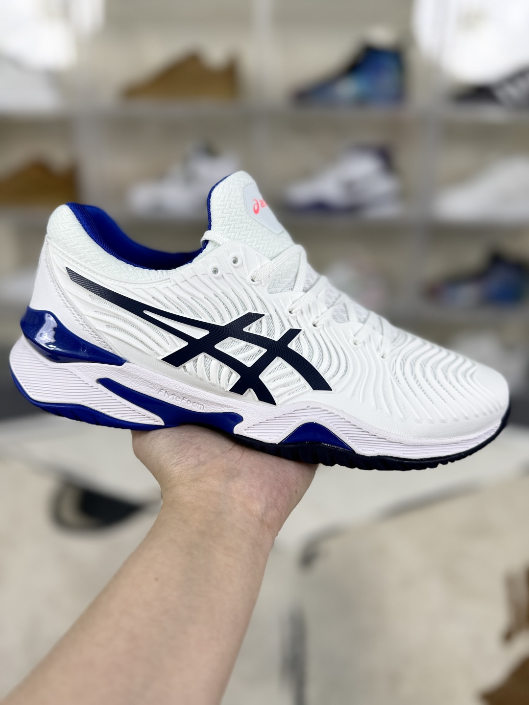▪️Y版纯原
本地170 
Asics Court FF 2 Novak 稳定支撑防滑耐磨透气 低帮 网球鞋 男女款 白蓝
▪️Asics Court FF2网球鞋是一款性能卓越的专业网球鞋。采用了FlyteFoam中底，内置有机纤维，能够提供稳定的回弹，耐磨性更好。Trusstic系统增强了移动时的舒适性与稳定性。Twistruss科技则通过减轻鞋底重量以及增强内部扭转能力，提升了鞋子的灵活度。鞋面采用了PU支撑裁片，并设计了不规则波浪纹路，既保证了舒适性、移动灵活性，又提供了支撑性和稳定性。袜套式鞋口设计，包裹性更好，运动中移动更敏捷。鞋子内侧的大型树脂补强步结构，具有良好的耐久性，能有效减少鞋侧面与地面的摩擦。前后脚配置Gel缓冲系统，增加了舒适性。大底结构设计，能增强抓地力和防滑性。Asics Court FF2网球鞋获得了广泛的好评，被认为是一款非常适合网球运动的鞋子。许多用户表示，这款鞋子在支撑性、耐磨性、速度和舒适性方面都做得很好，满足了他们对网球鞋的所有需求。
▪️尺码：36-46（36 37 37.5 38 39 39.5 40 40.5 41.5 42 42.5 43.5 44 44.5 45 46）
▪️货号：1042A076-103/1042A075-103